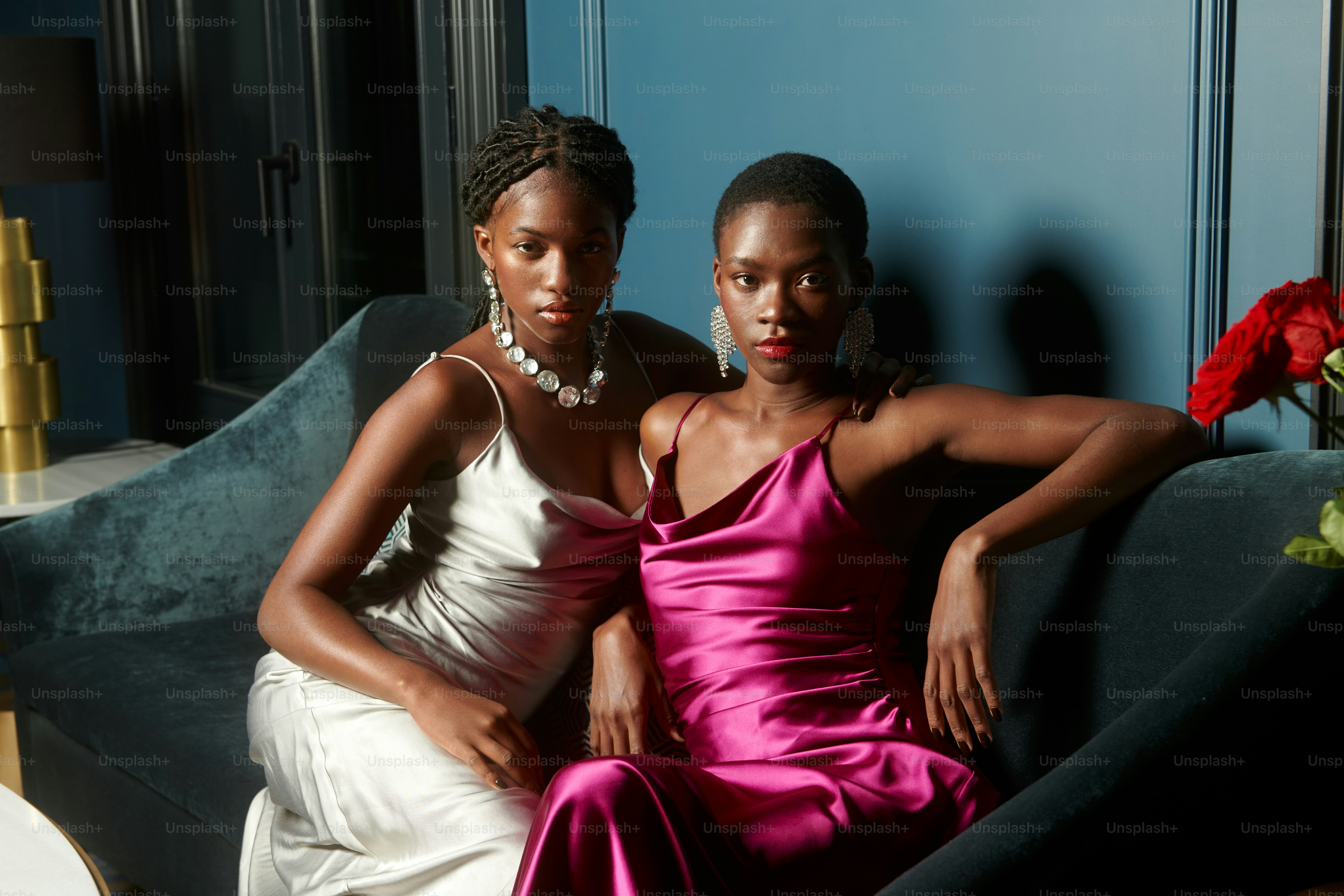 ソファに隣り合って座る女性カップル