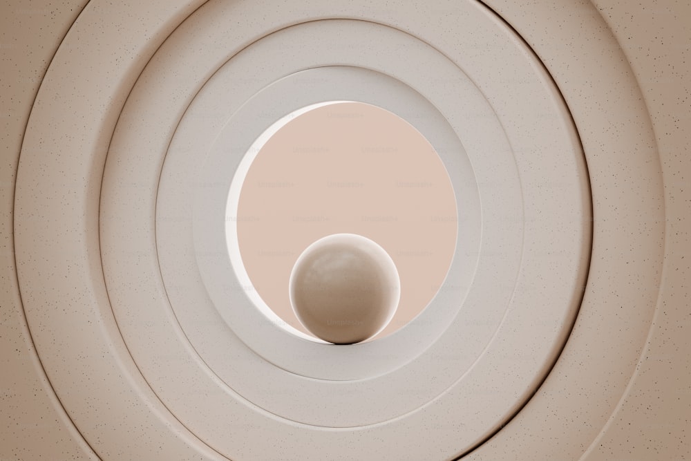 uma bola branca sentada no centro de uma sala circular