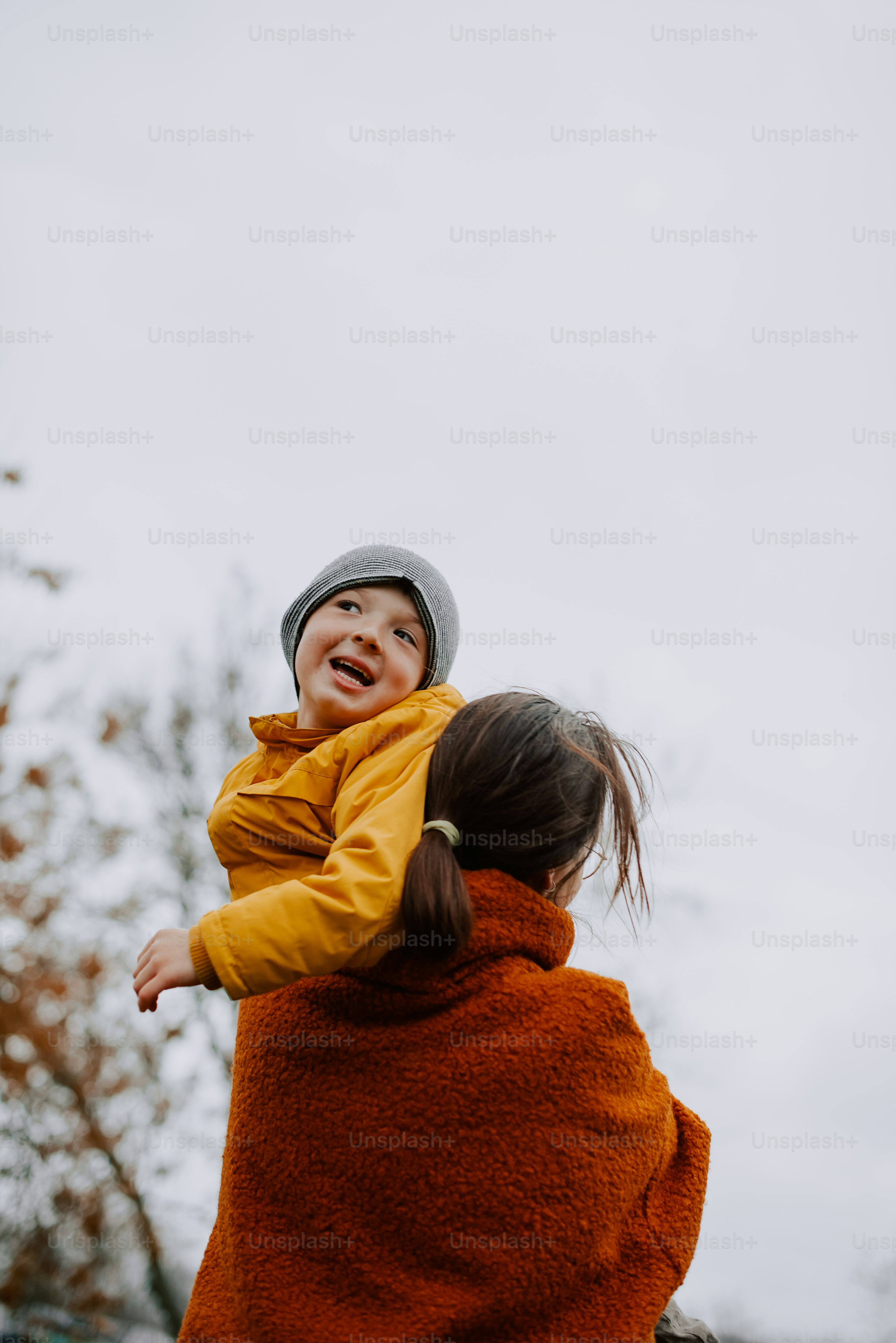 노란 코트를 입은 어린 소녀가 어린 소녀를 안고 있습니다. 사진 – Unsplash의 가족 이미지, image size:3000x4494