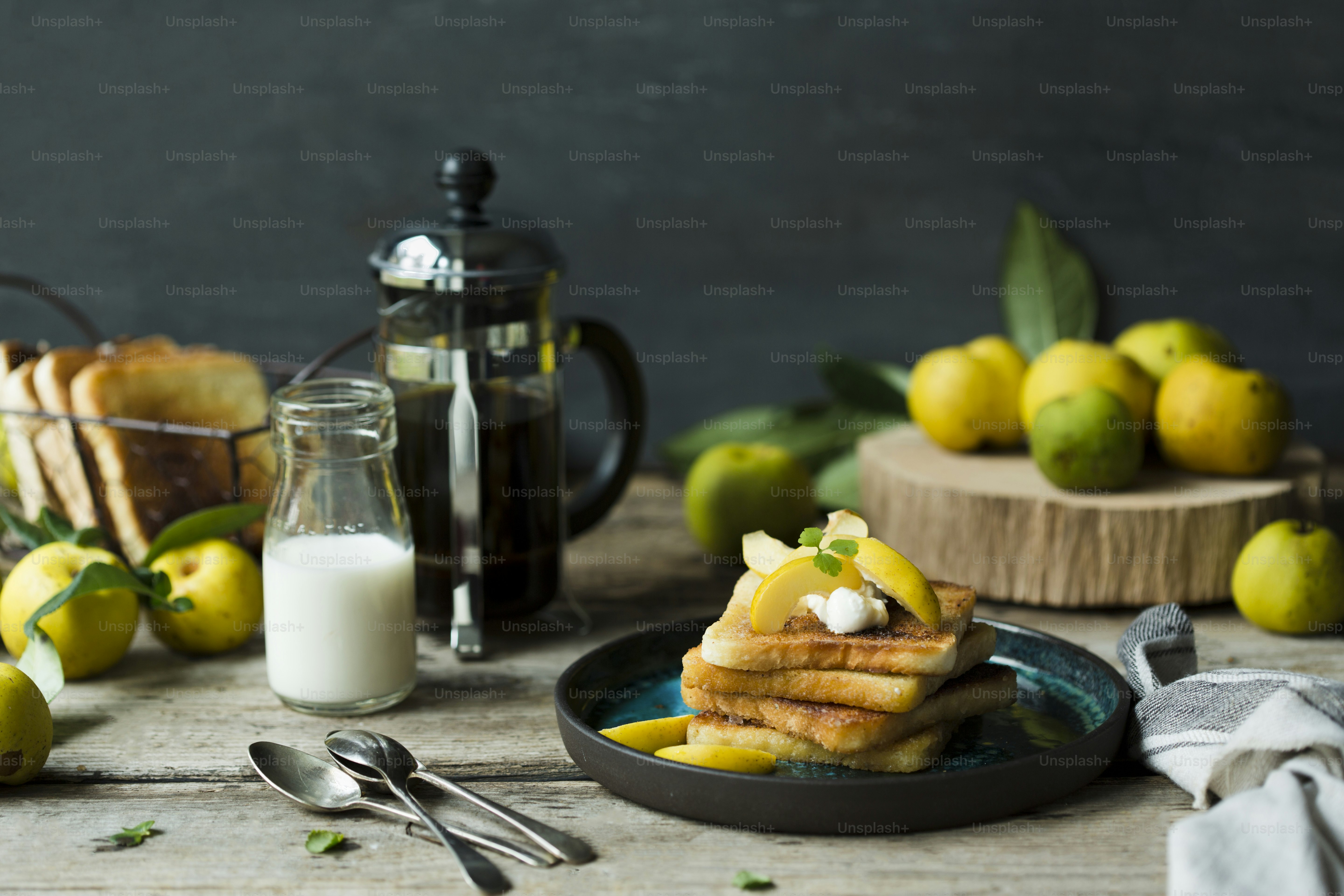 une assiette de nourriture avec des citrons et un verre de lait
