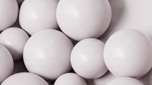 uma pilha de ovos brancos sentados uns sobre os outros