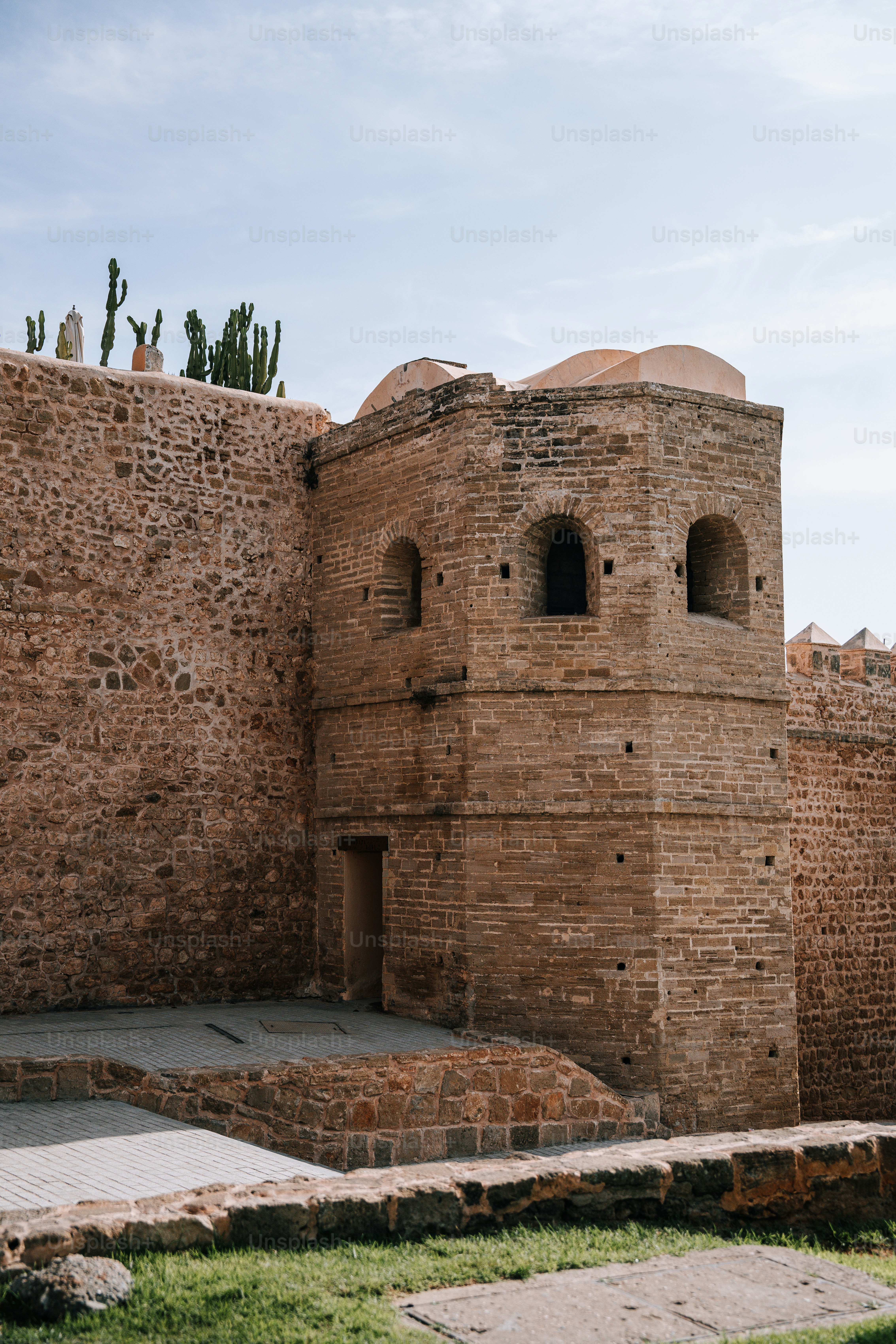 un bâtiment en brique surmonté d’une tour d’horloge