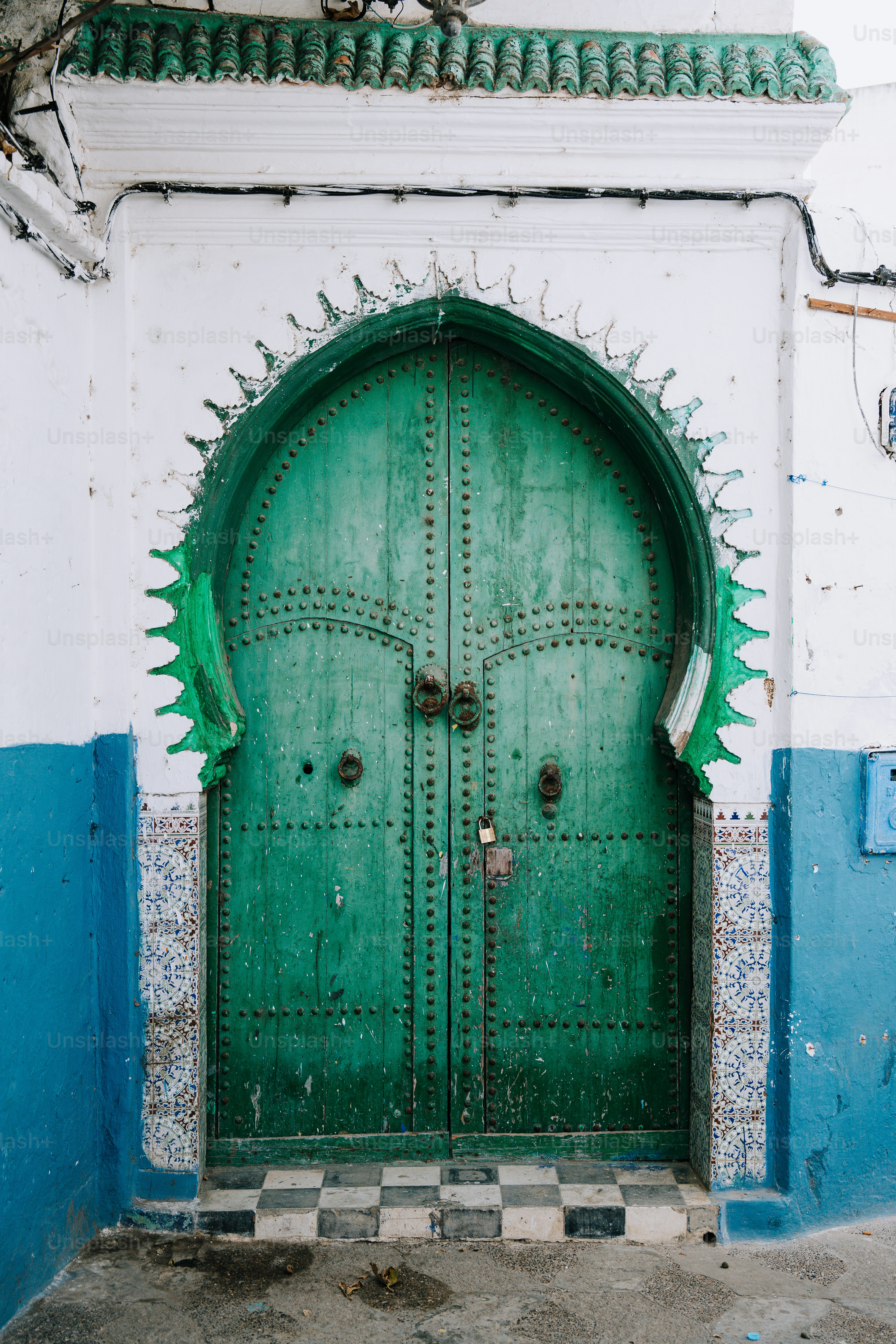 uma grande porta verde com espinhos