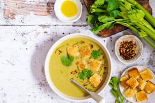 un bol de soupe avec du tofu et des oignons verts