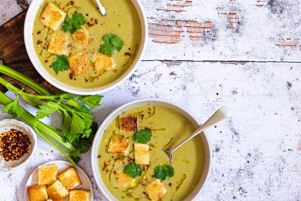deux bols de soupe avec du tofu et des oignons verts