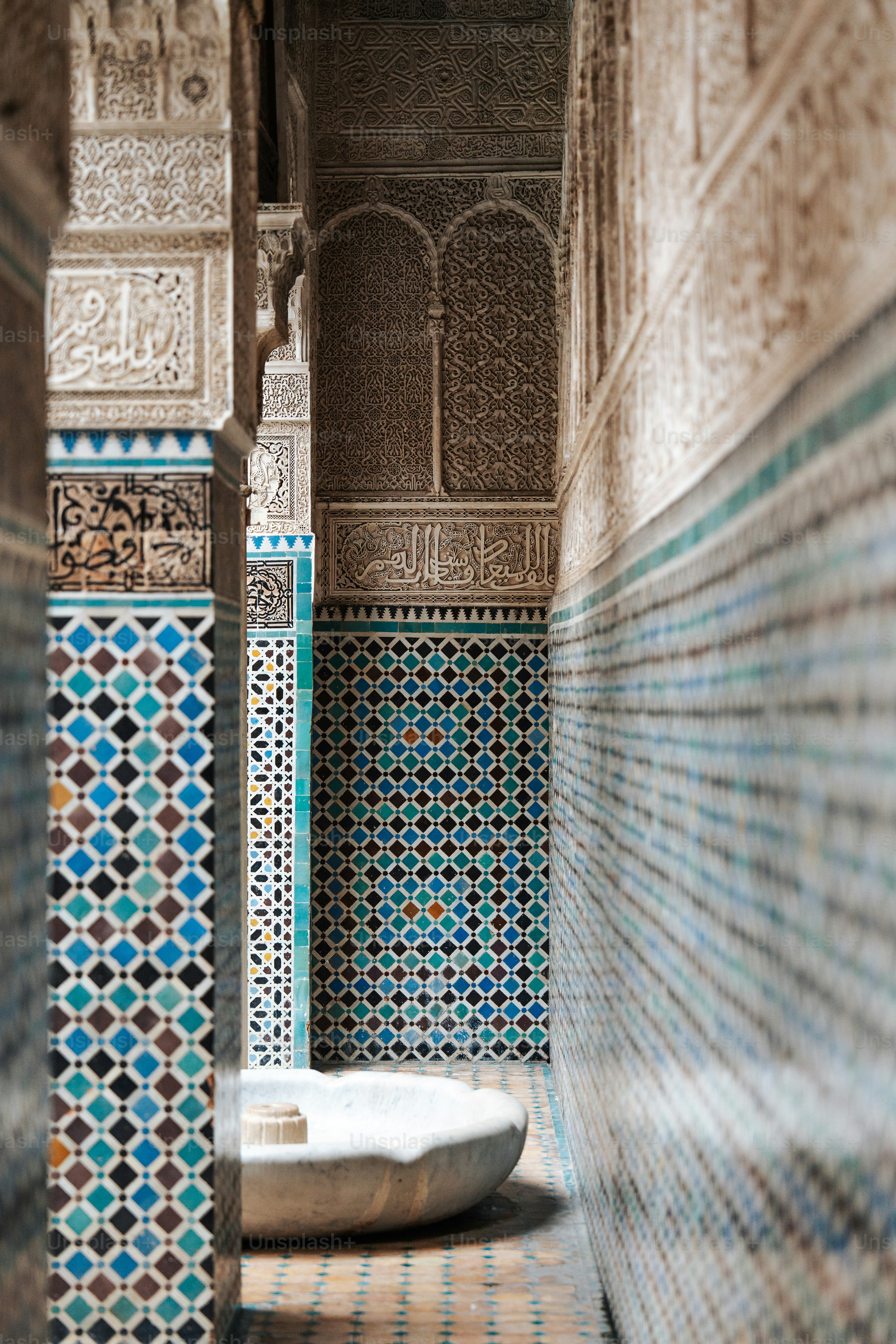 une baignoire au milieu d’une pièce carrelée