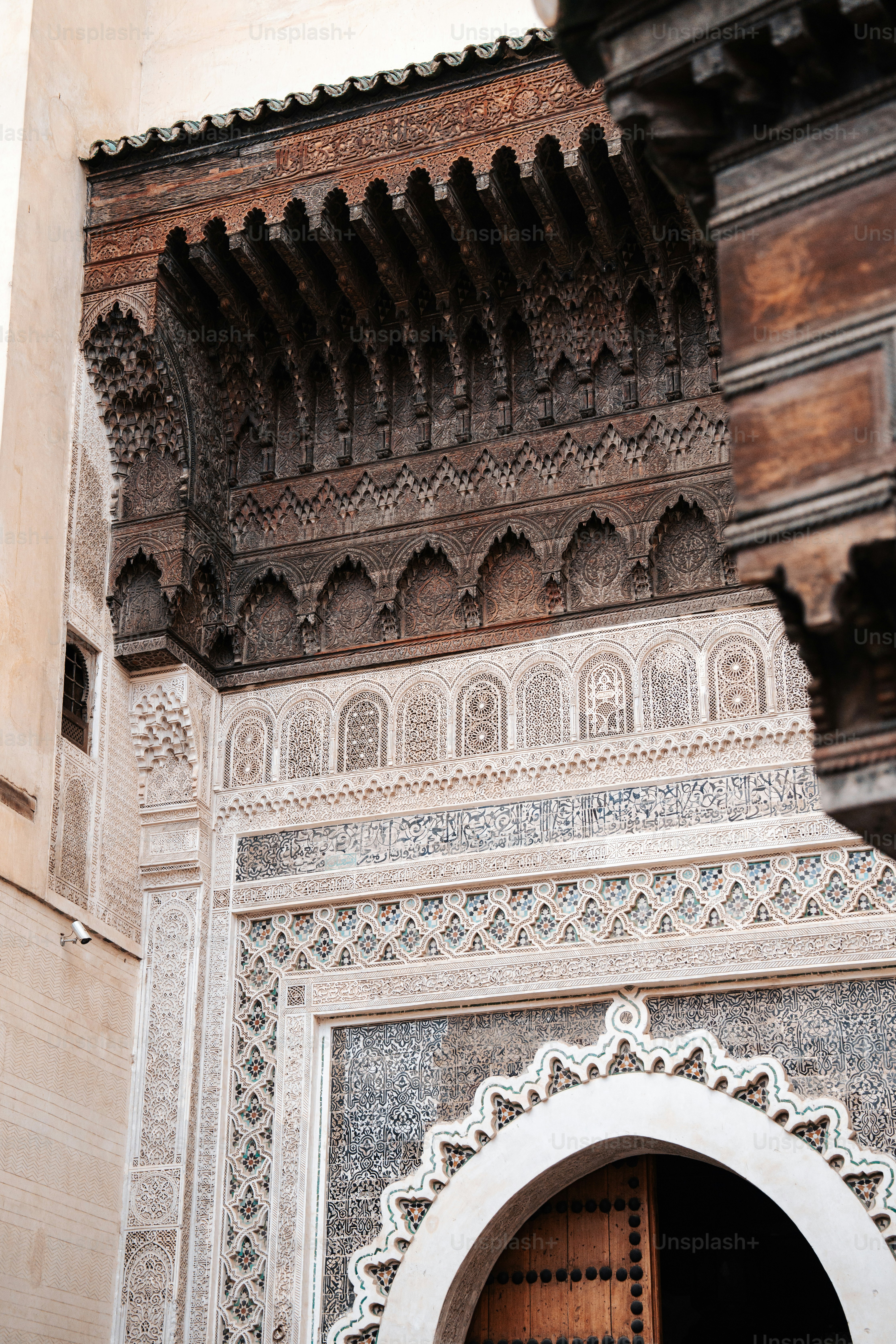 eine Tür mit einer Holztür in einem Gebäude