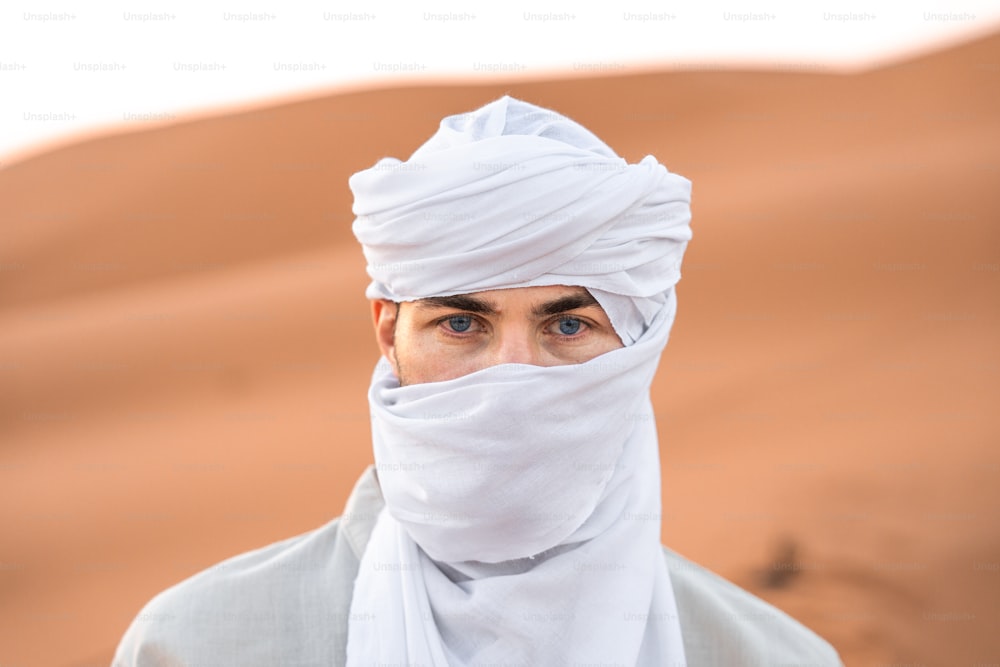 um homem com um turbante branco na cabeça