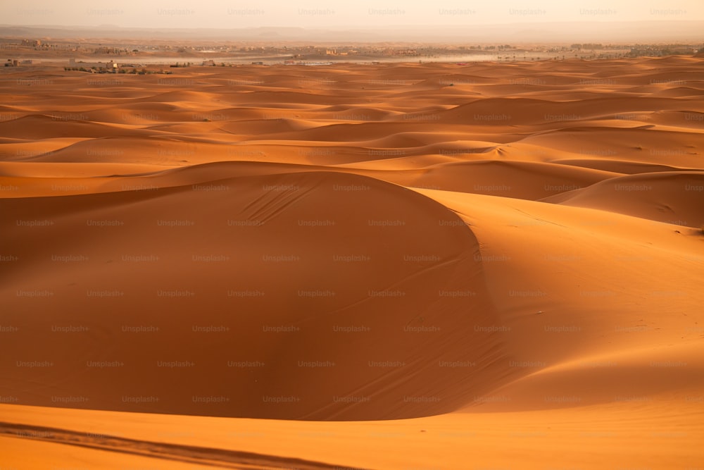사막에 있는 큰 모래 언덕 그룹