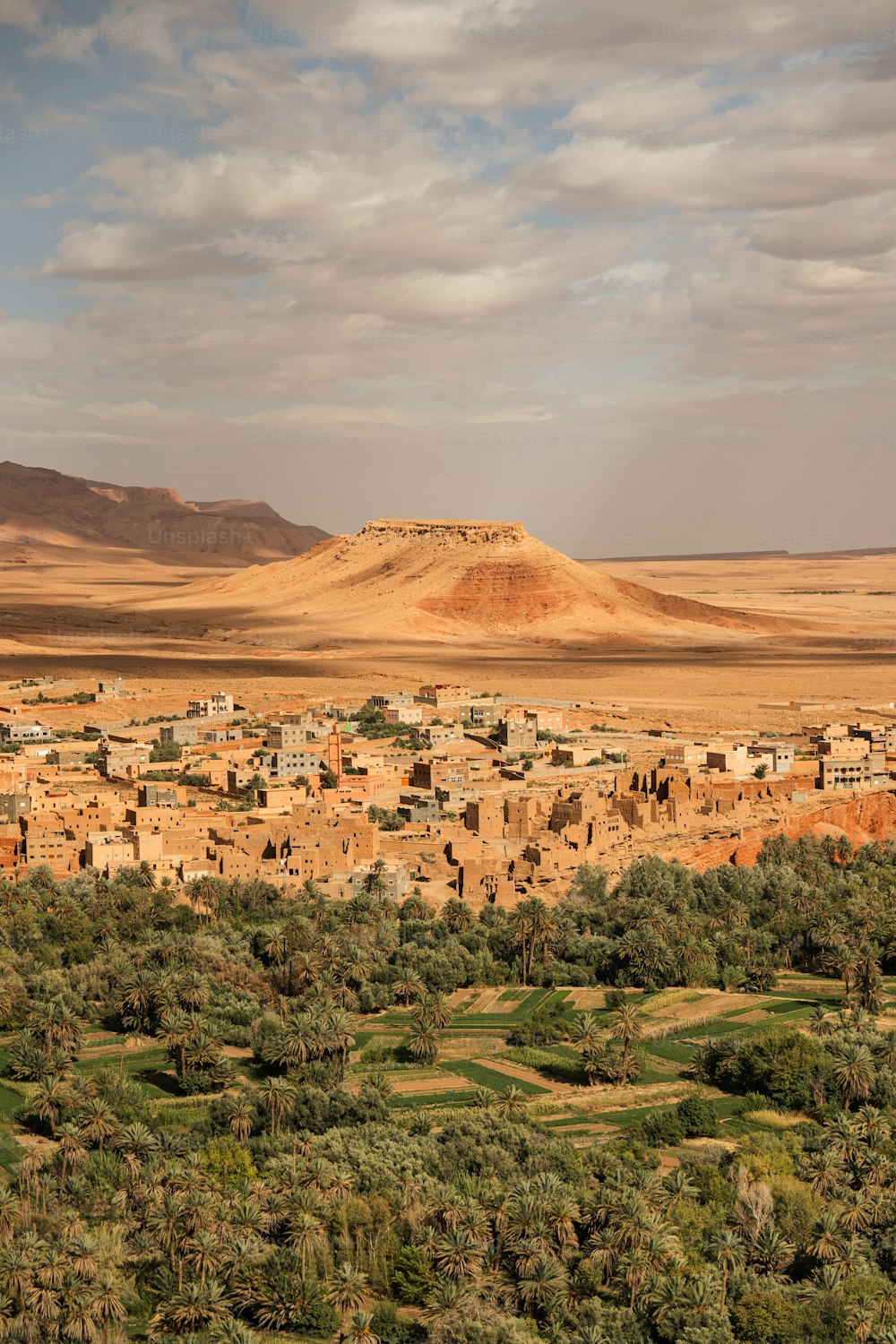 Un pequeño pueblo en medio de un desierto