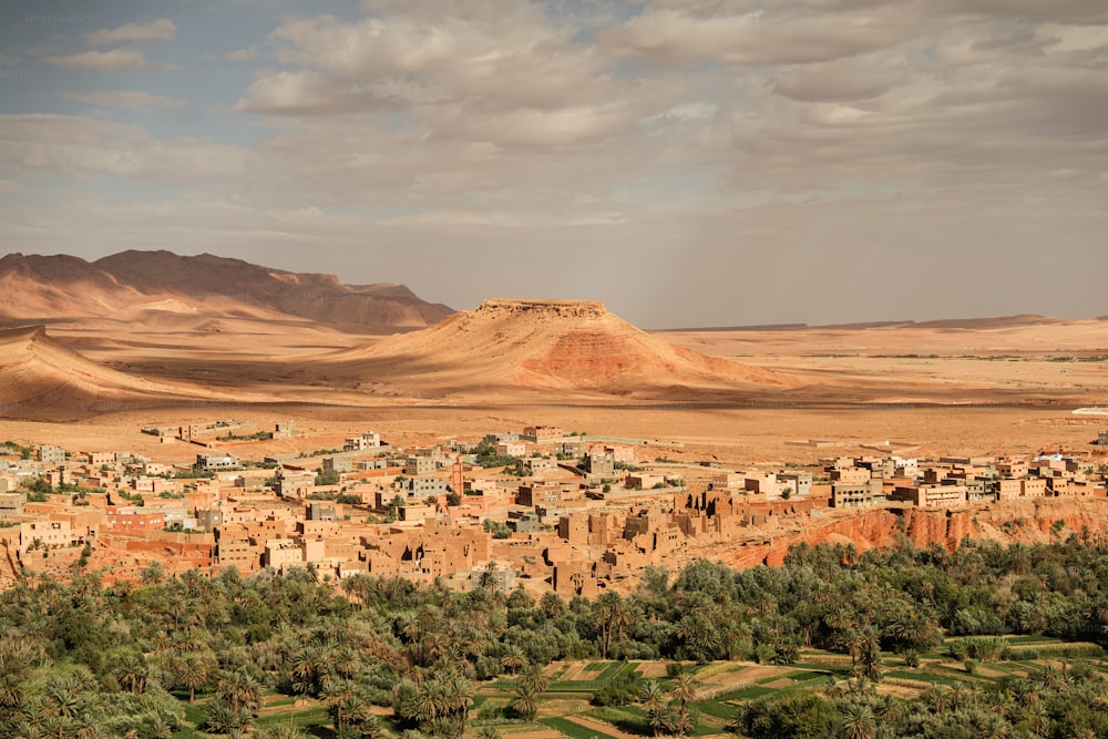 uma pequena aldeia no meio de um deserto