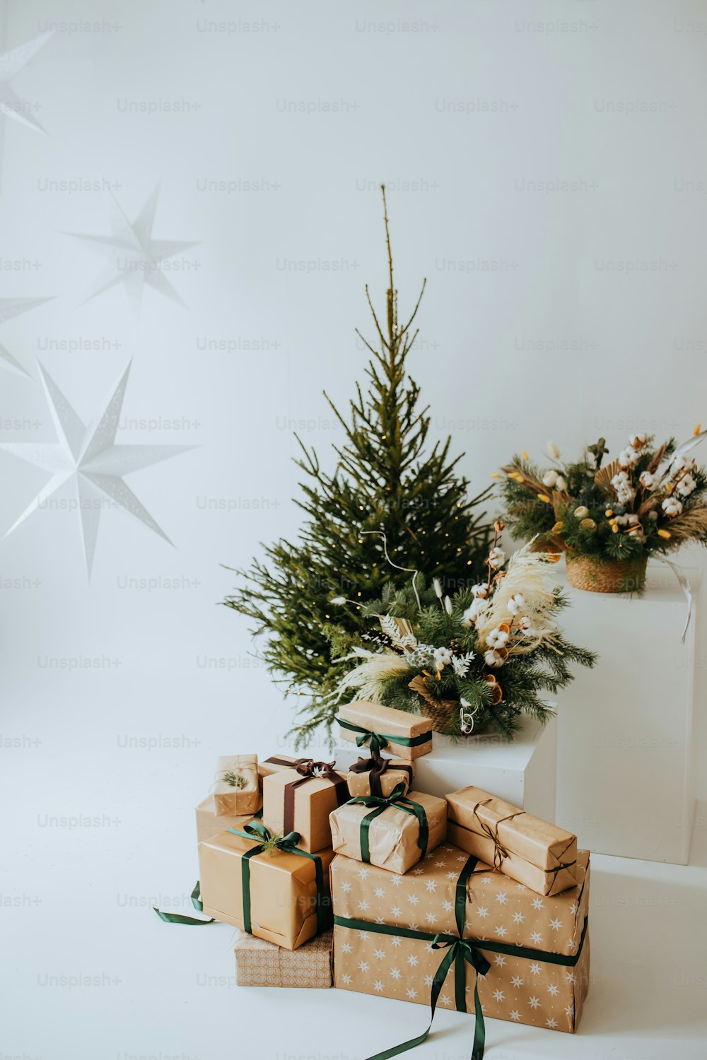 Un albero di Natale bianco con regali sotto di esso