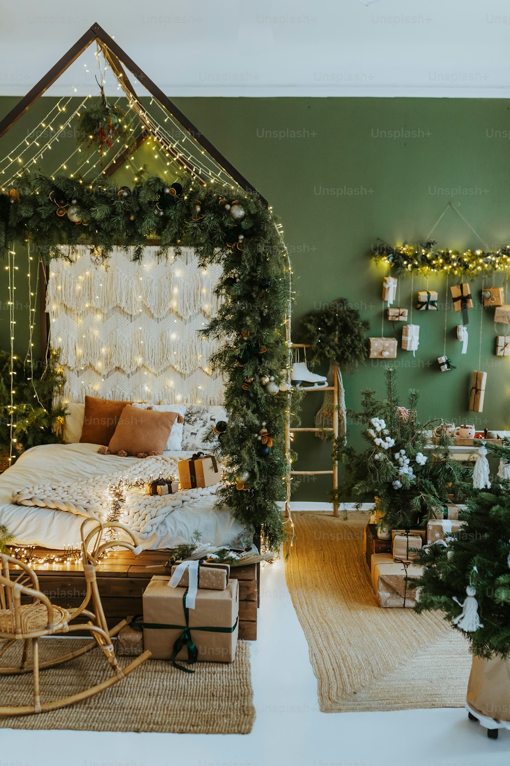 Ein weihnachtlich geschmücktes Schlafzimmer mit Lichtern und Geschenken