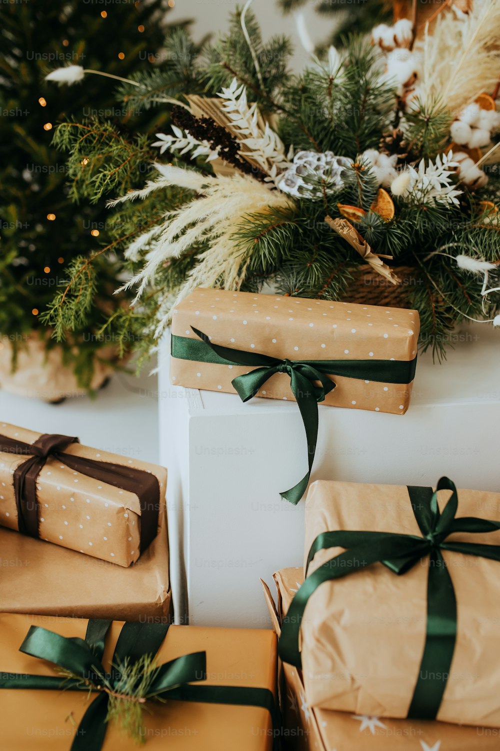 Eine Gruppe verpackter Geschenke unter einem Weihnachtsbaum