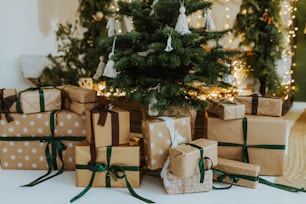 Eine Gruppe verpackter Geschenke unter einem Weihnachtsbaum