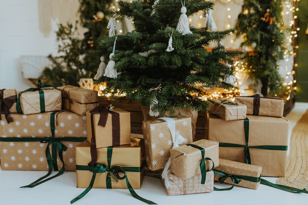 un groupe de cadeaux emballés sous un sapin de Noël