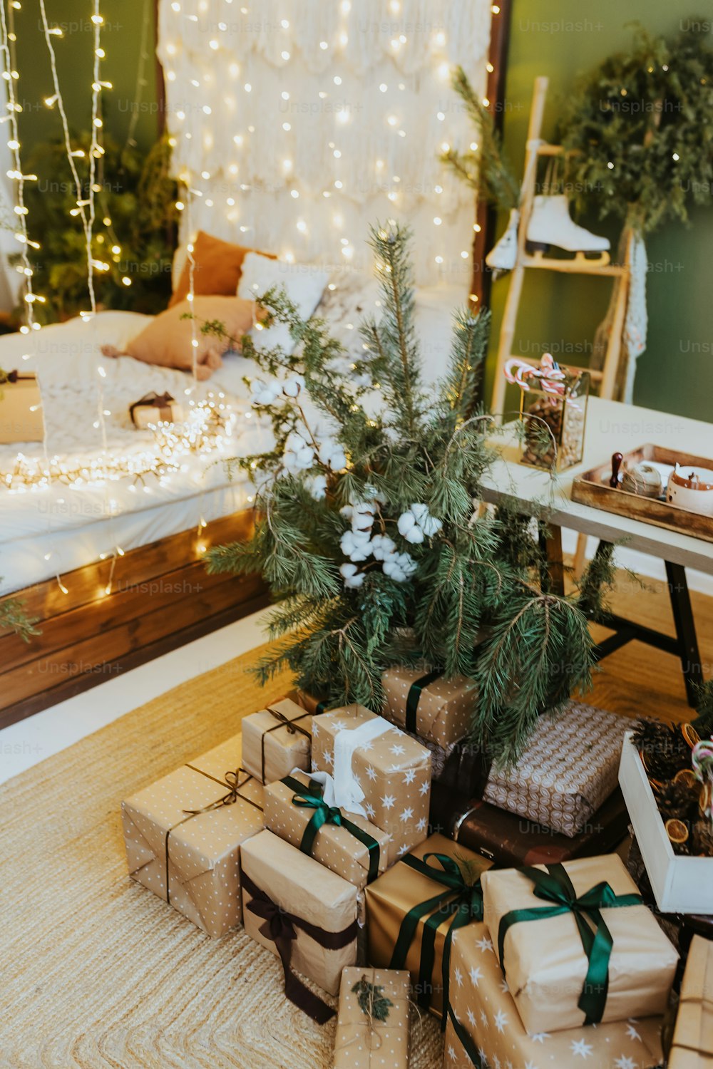 クリスマスツリーの下でプレゼントでいっぱいの部屋