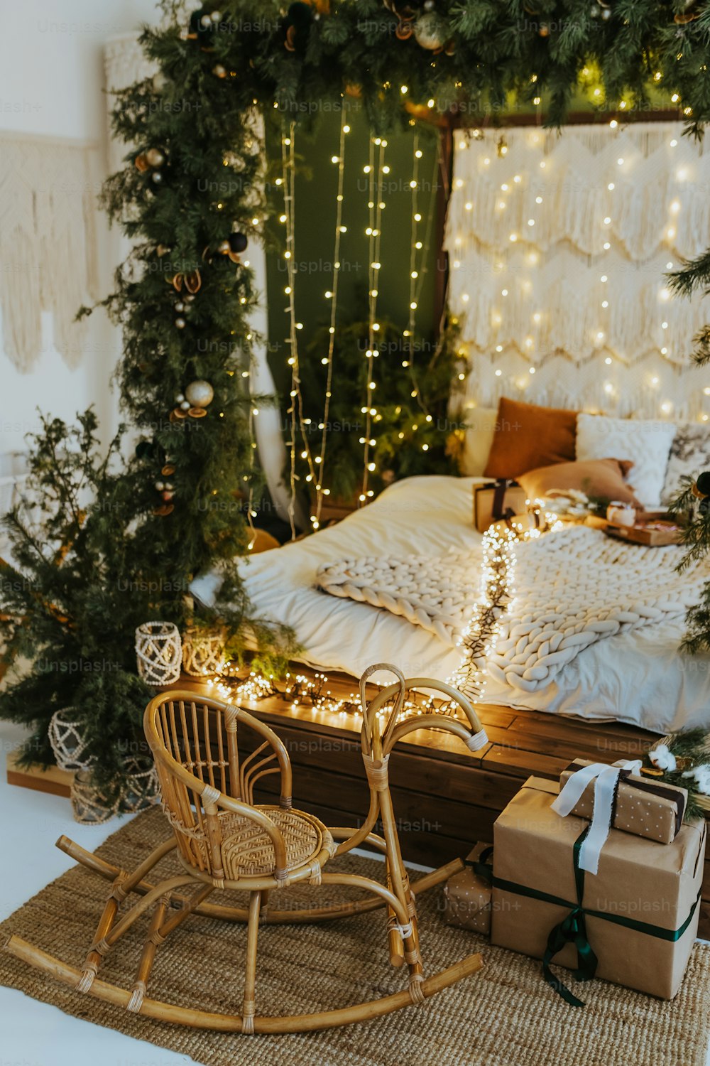 Un dormitorio decorado para Navidad con una cama de trineo