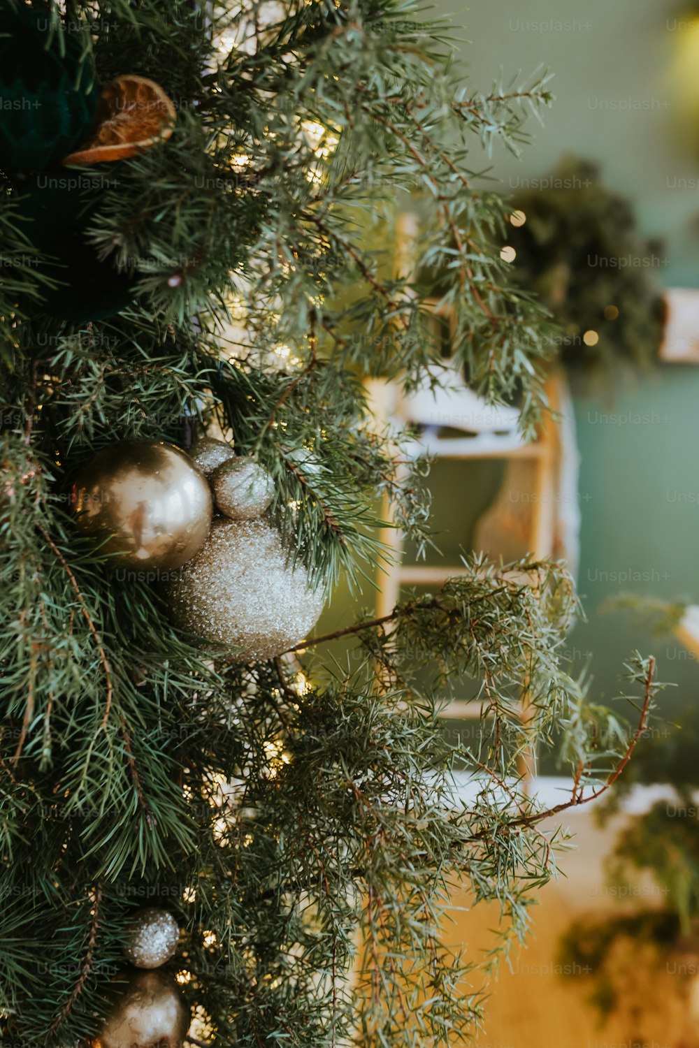 Un árbol de Navidad con adornos colgando de él