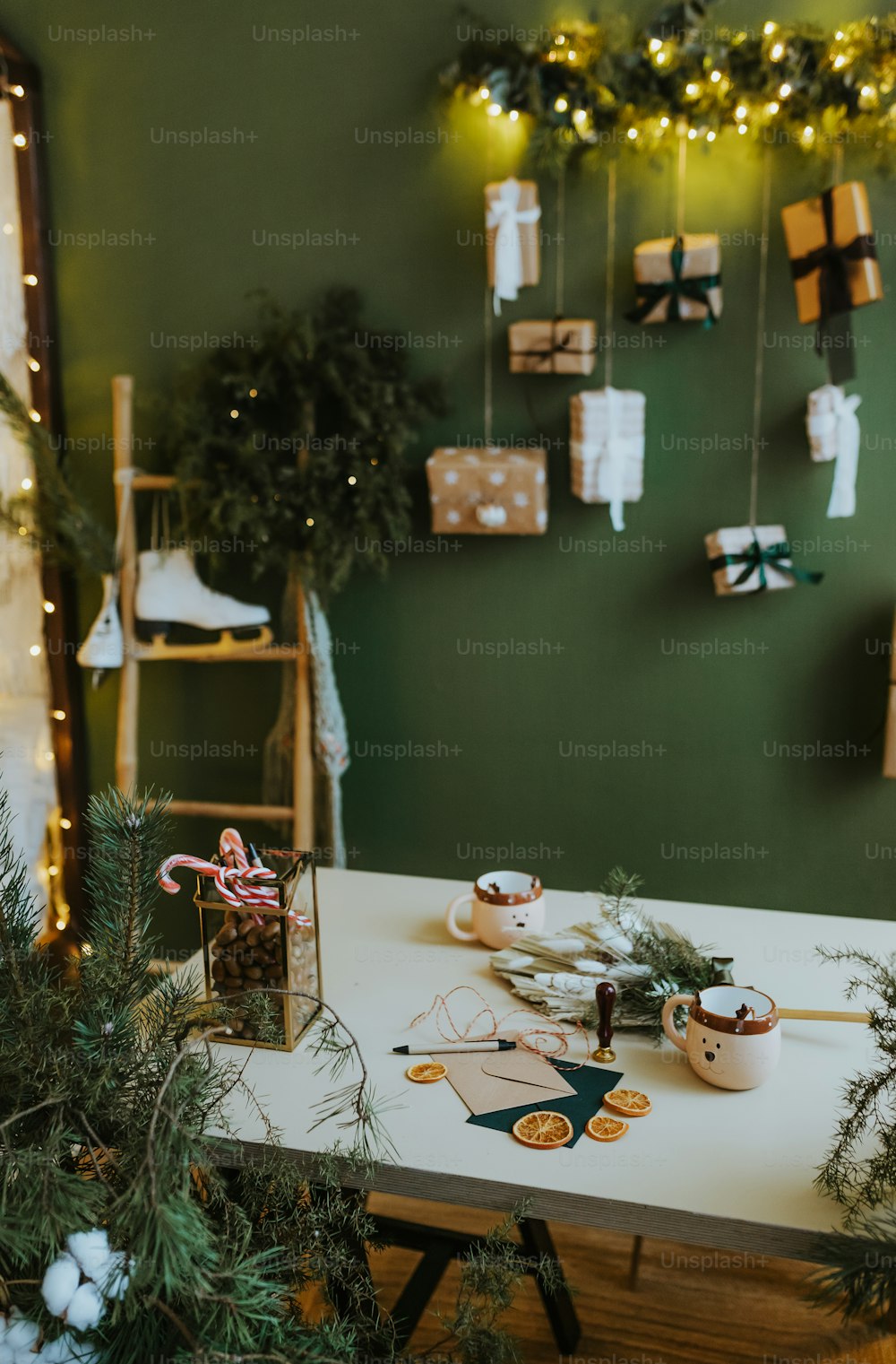 Uma mesa branca coberta com decorações e presentes de Natal