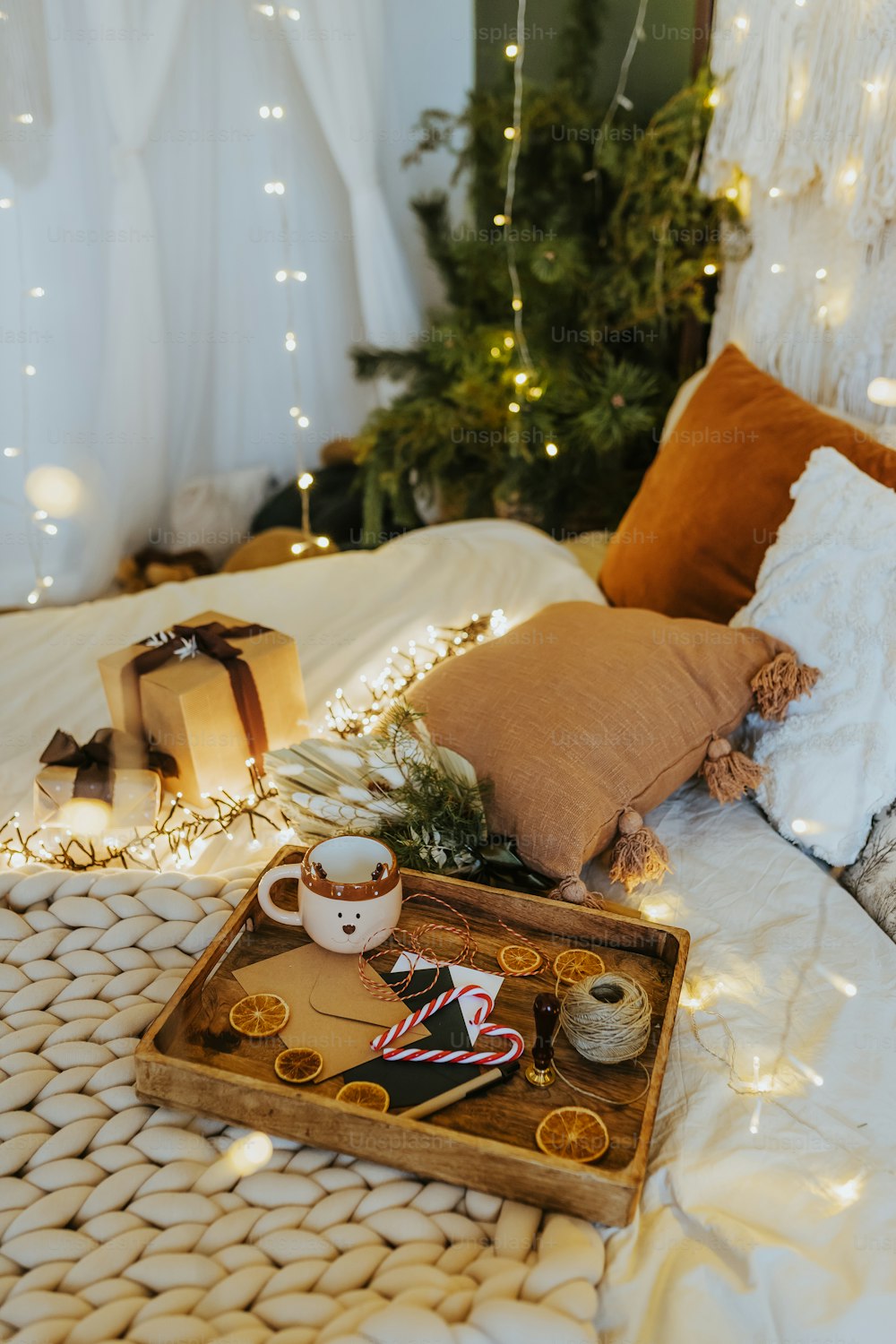 un plateau de biscuits et une tasse de café sur un lit