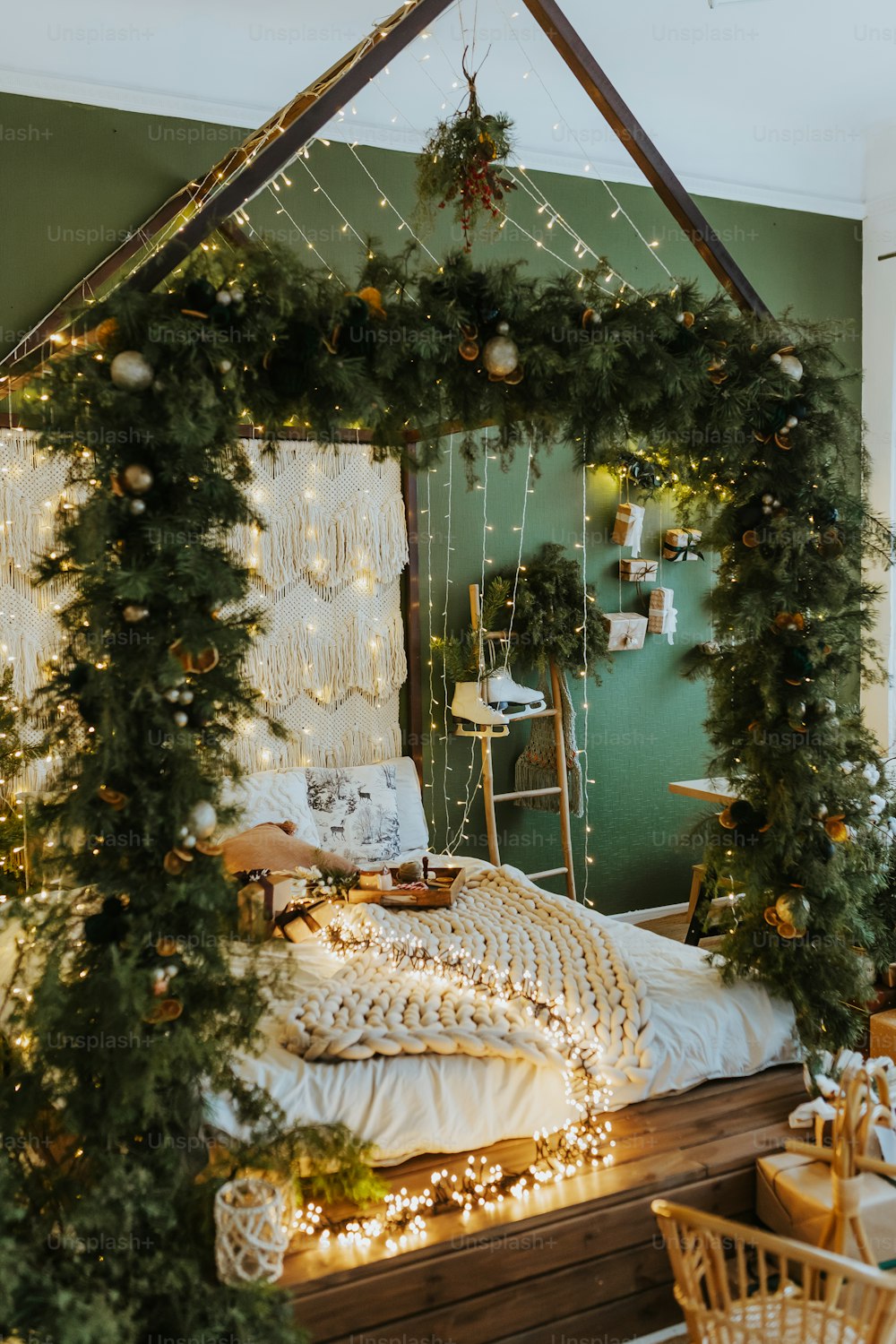 ein weihnachtlich geschmücktes Schlafzimmer mit Girlanden und Lichtern