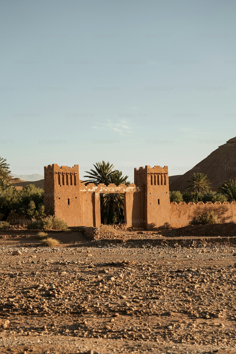 Um edifício de adobe no meio de um deserto
