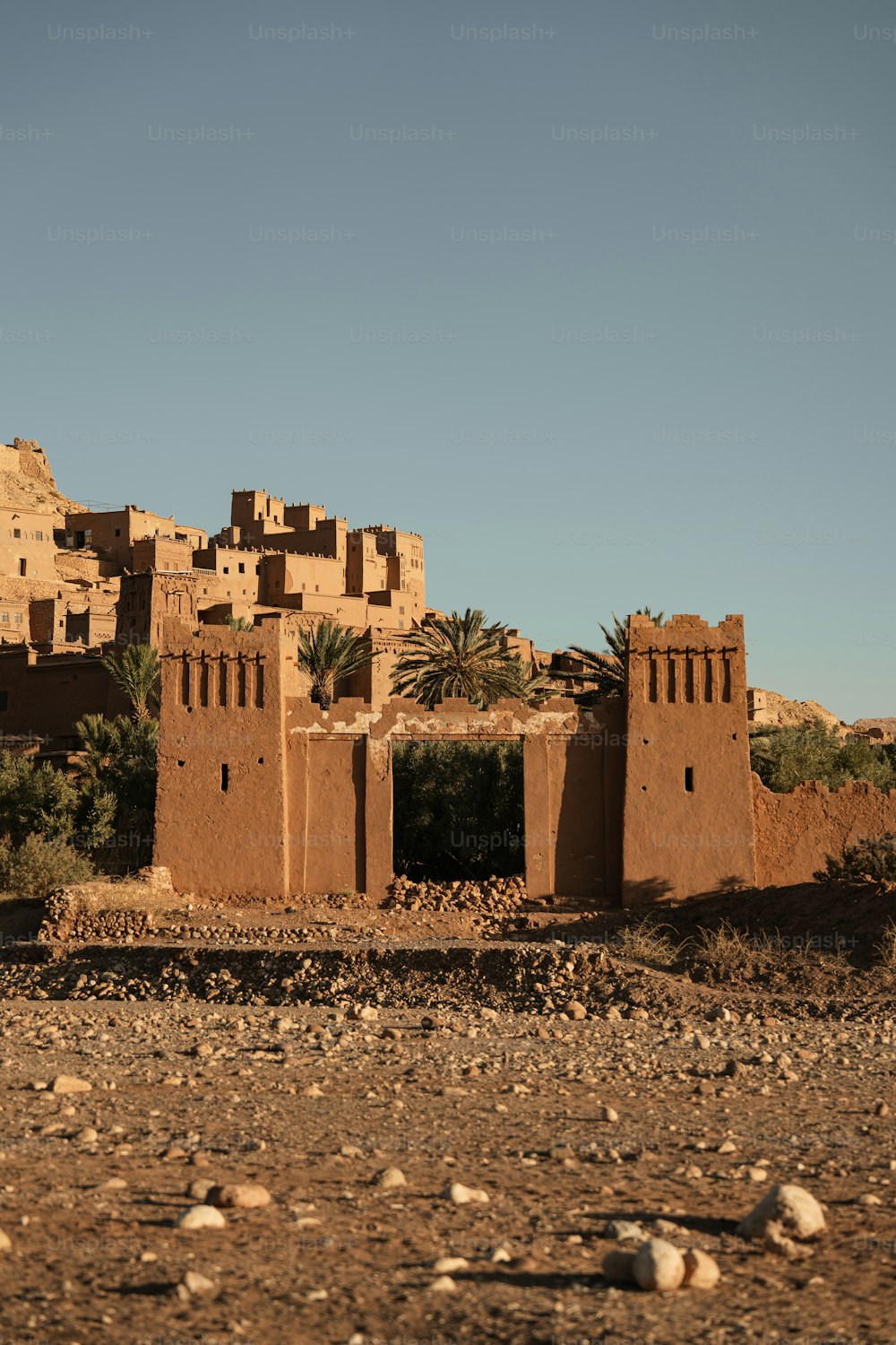 um edifício marrom sentado no meio de um deserto