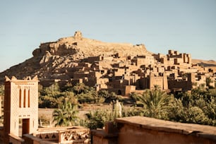Un pueblo en el desierto con una montaña al fondo