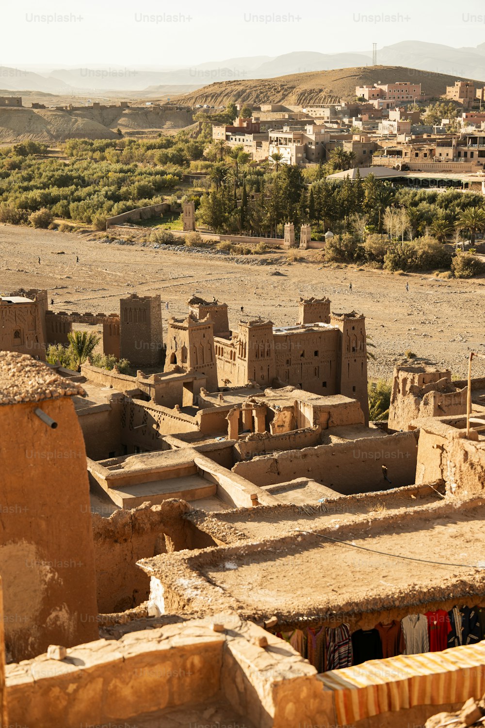 uma vista de uma aldeia no deserto