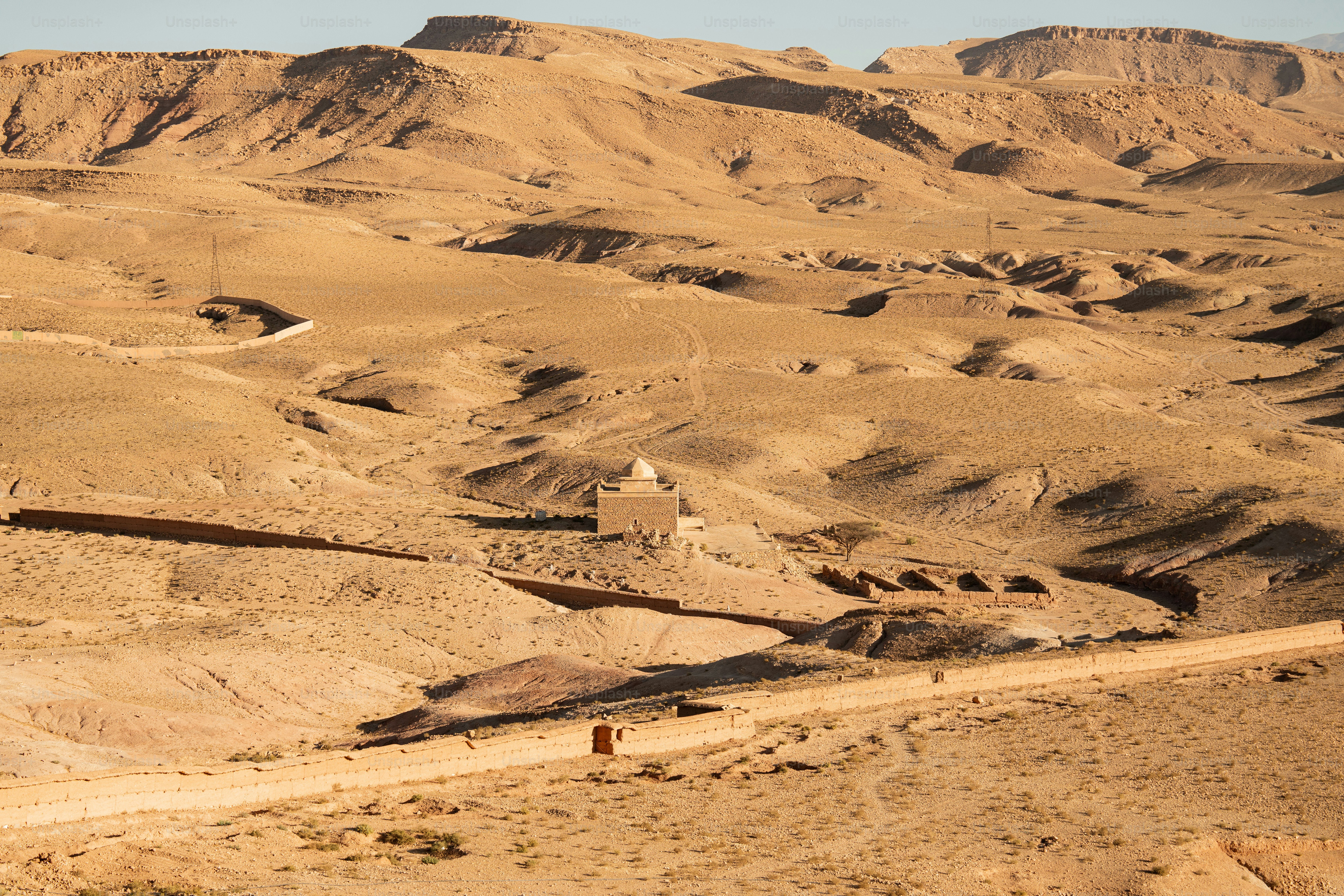Un chemin de terre au milieu d’un désert