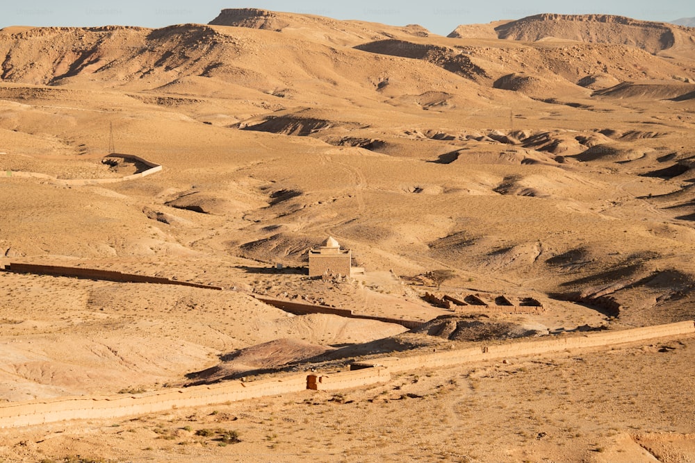 사막 한가운데의 비포장 도로