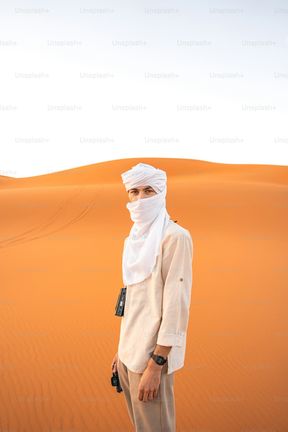 사막 한가운데에 서 있는 남자