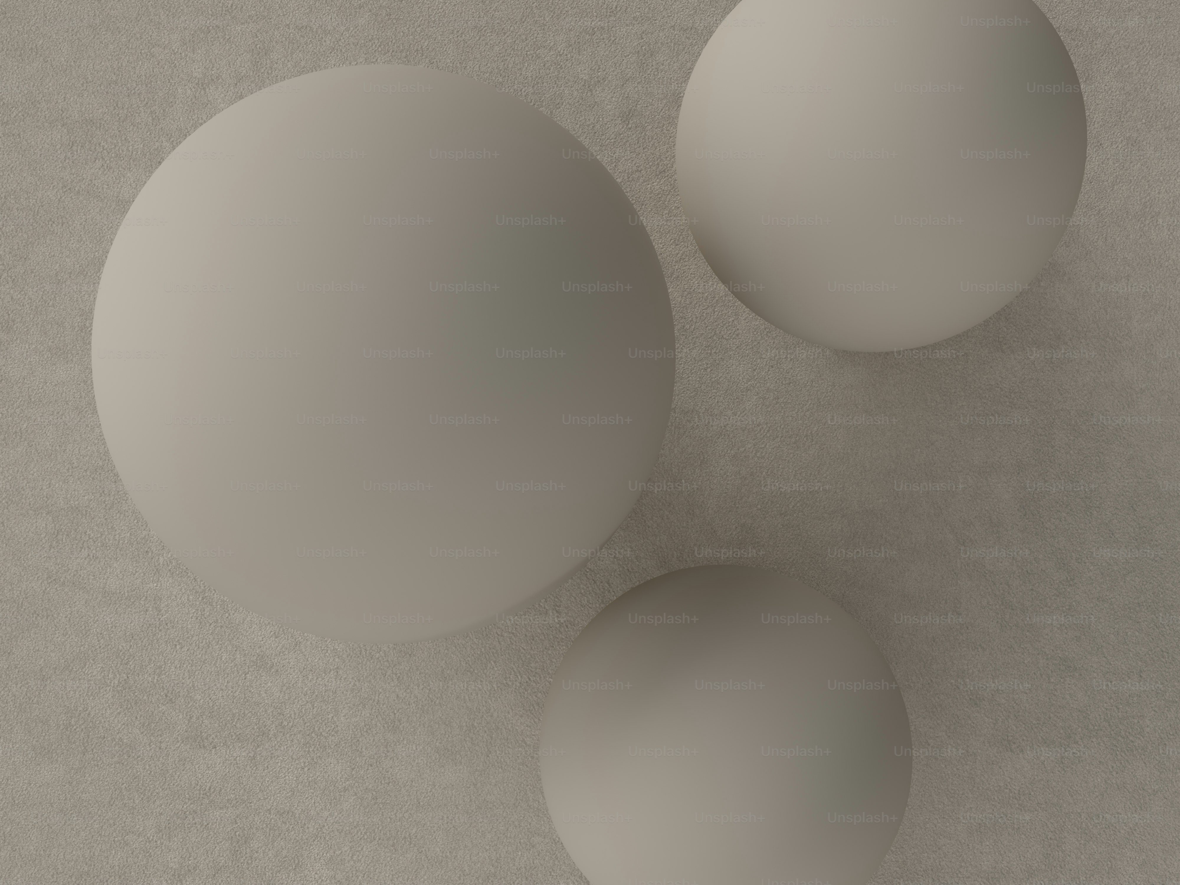 trois boules blanches posées sur une table