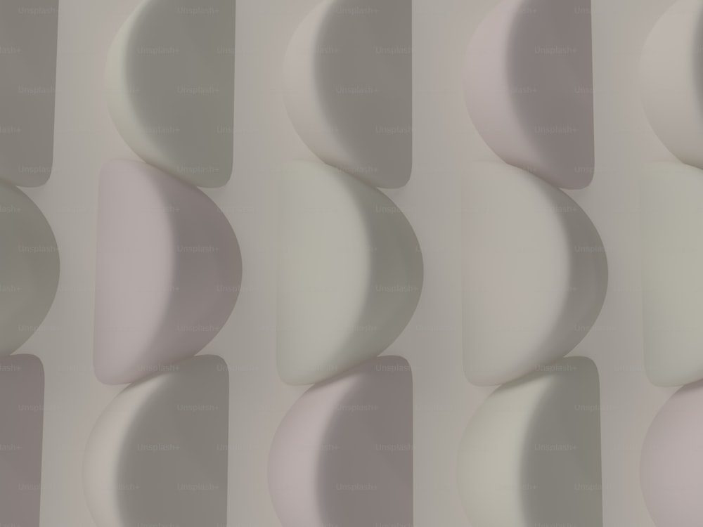 un mur blanc avec un tas de formes différentes dessus