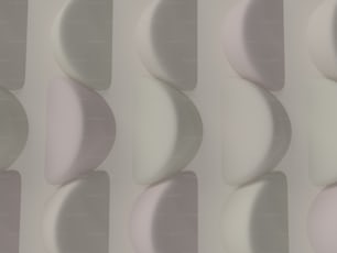 una parete bianca con un mucchio di forme diverse su di essa