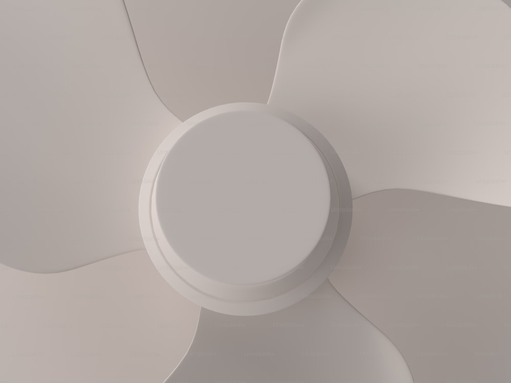 Un primer plano de un ventilador de techo blanco