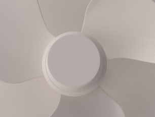 un primo piano di un ventilatore da soffitto bianco
