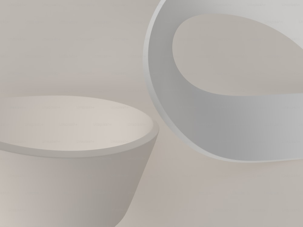 un bol blanc posé sur une table blanche