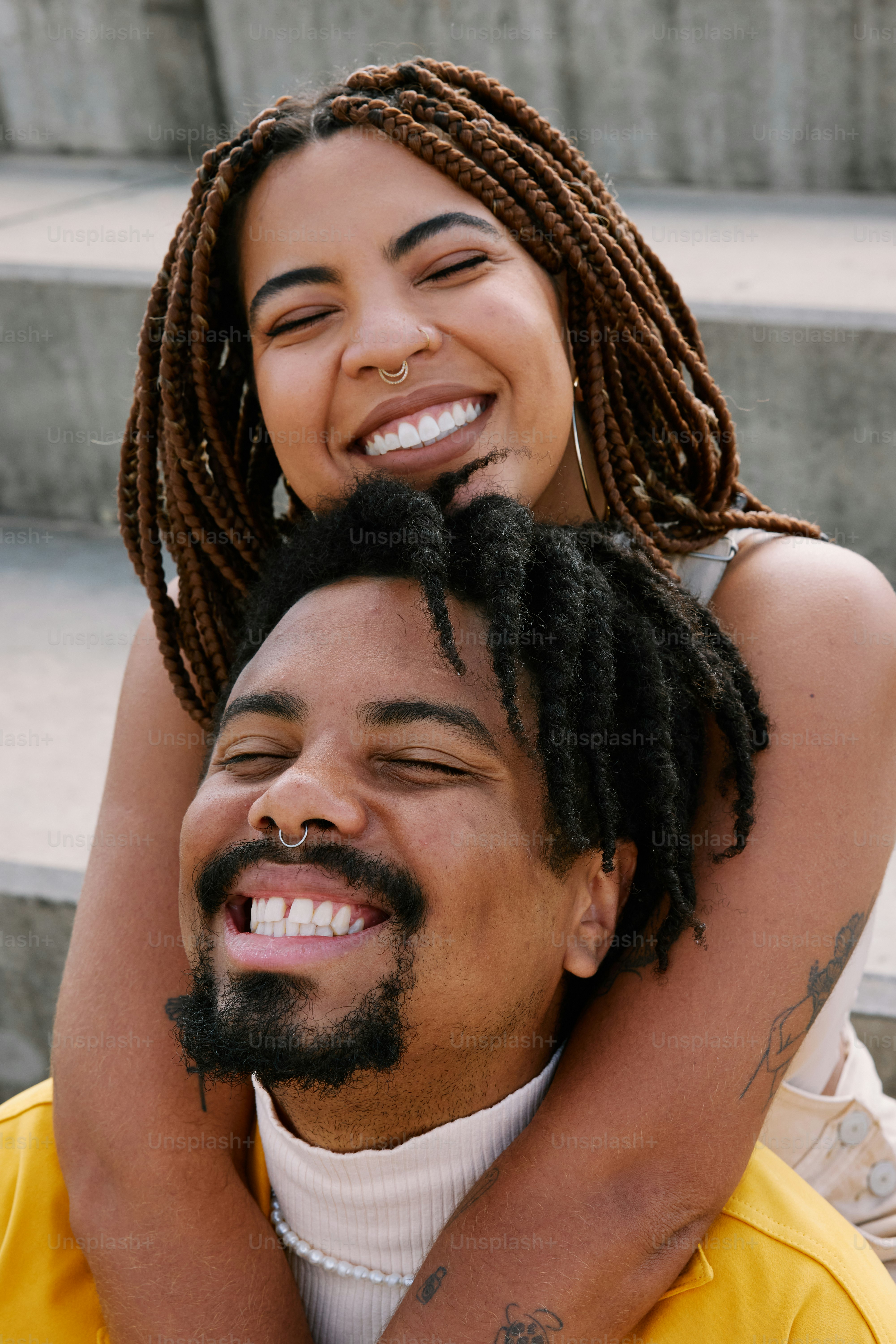 un homme portant une femme sur son dos