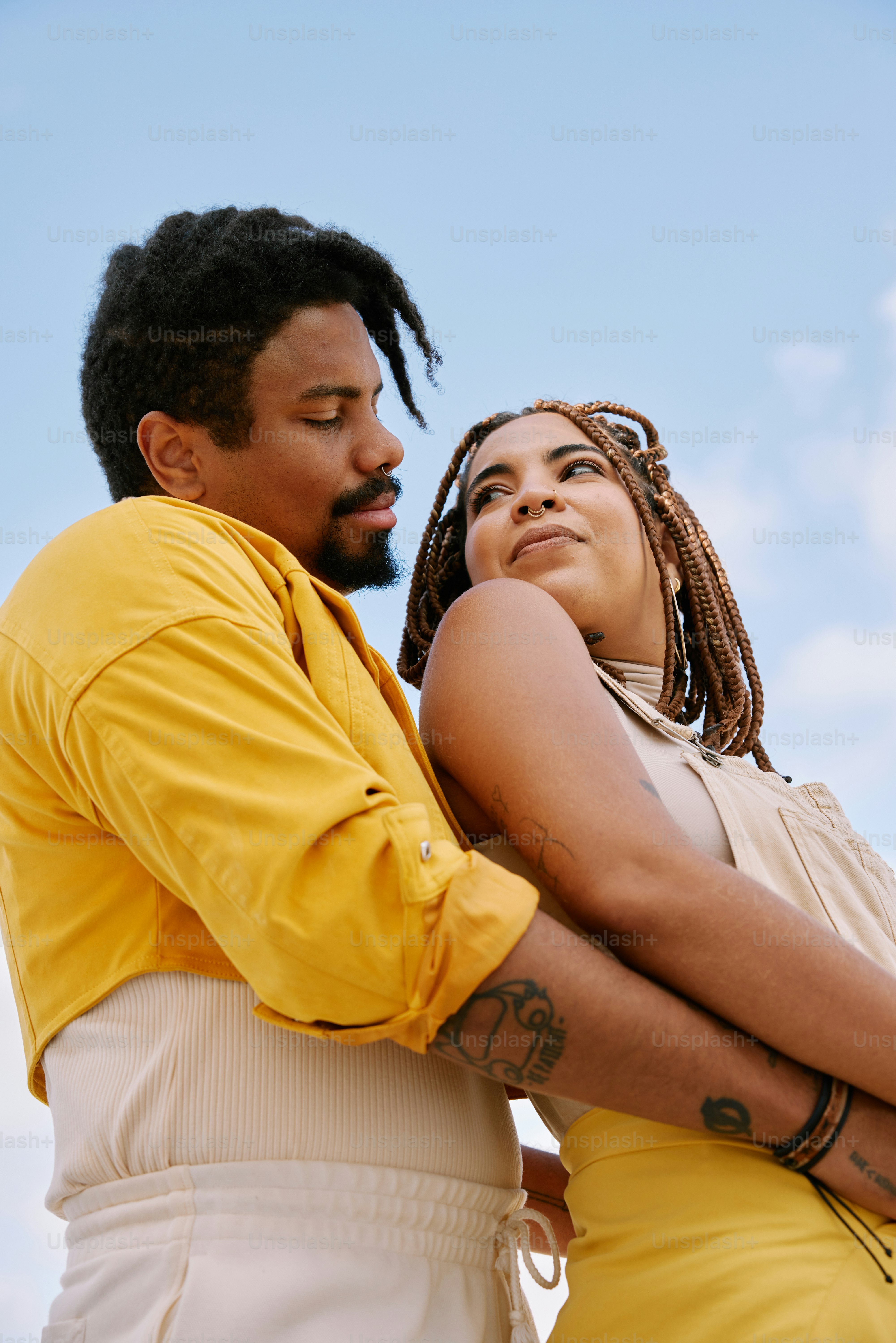 抱き合う男と女