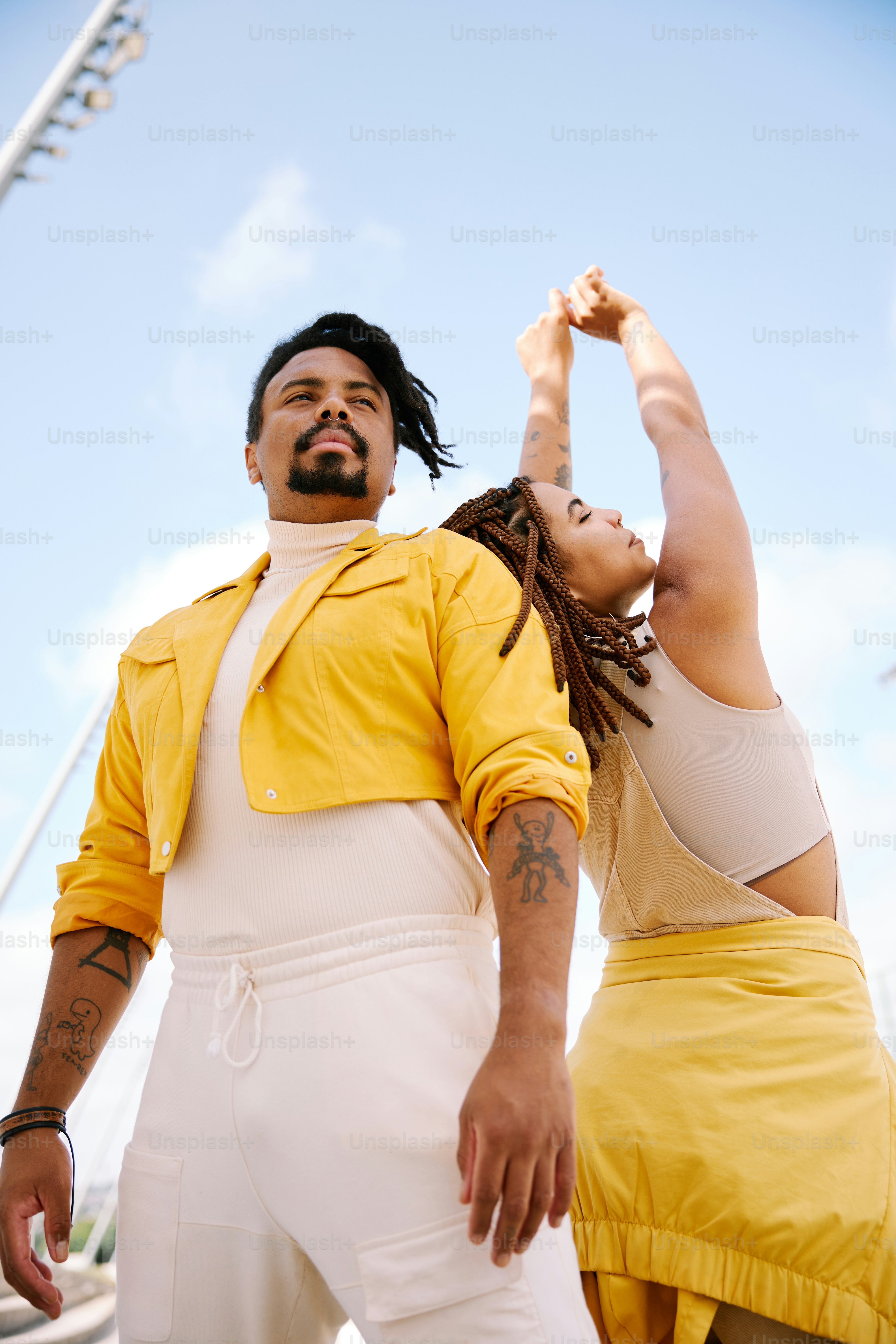 Un hombre y una mujer bailan juntos