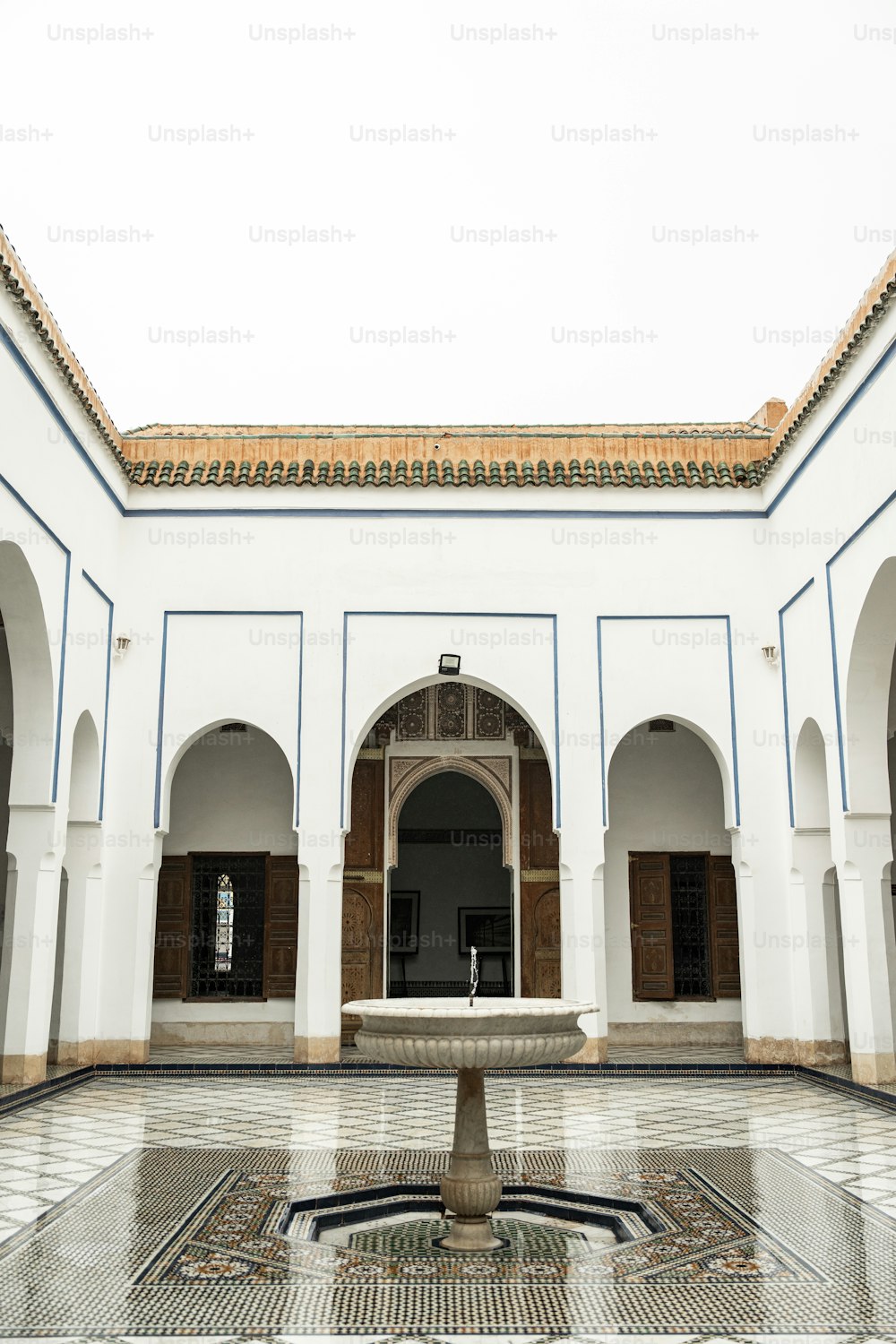 a courtyard with a fountain in the middle of it