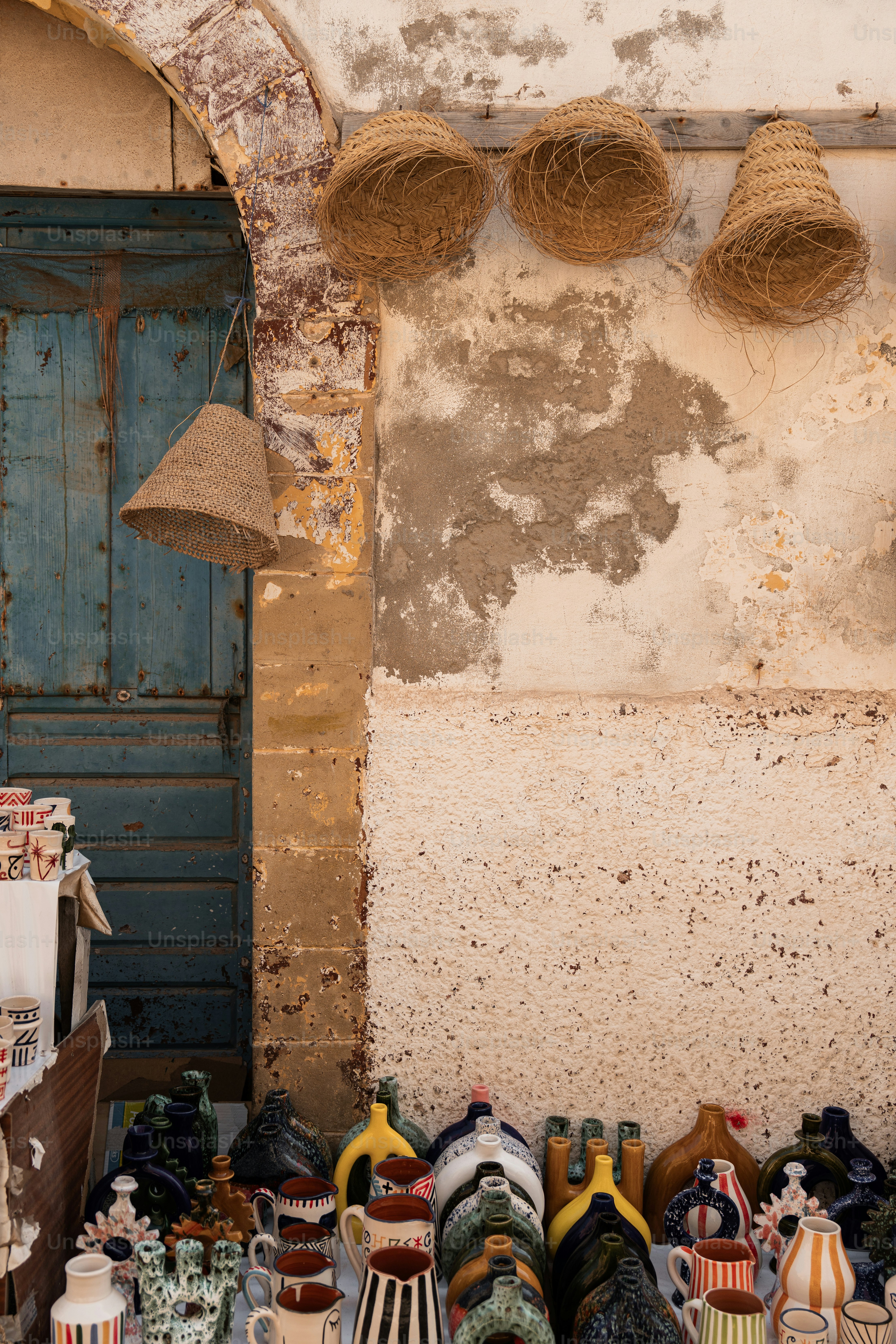 a bunch of baskets hanging from the side of a building