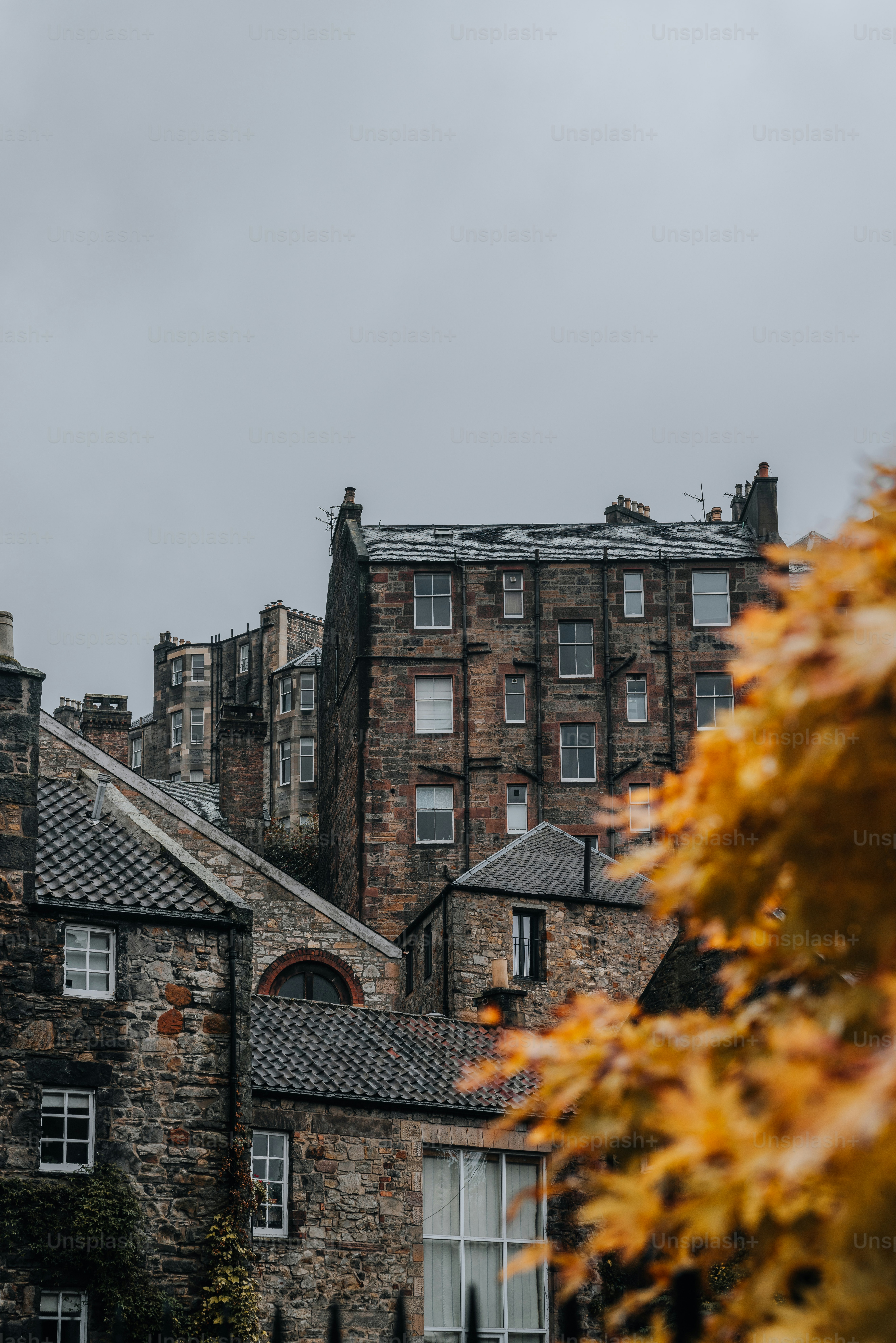 un bâtiment avec une horloge à l’avant