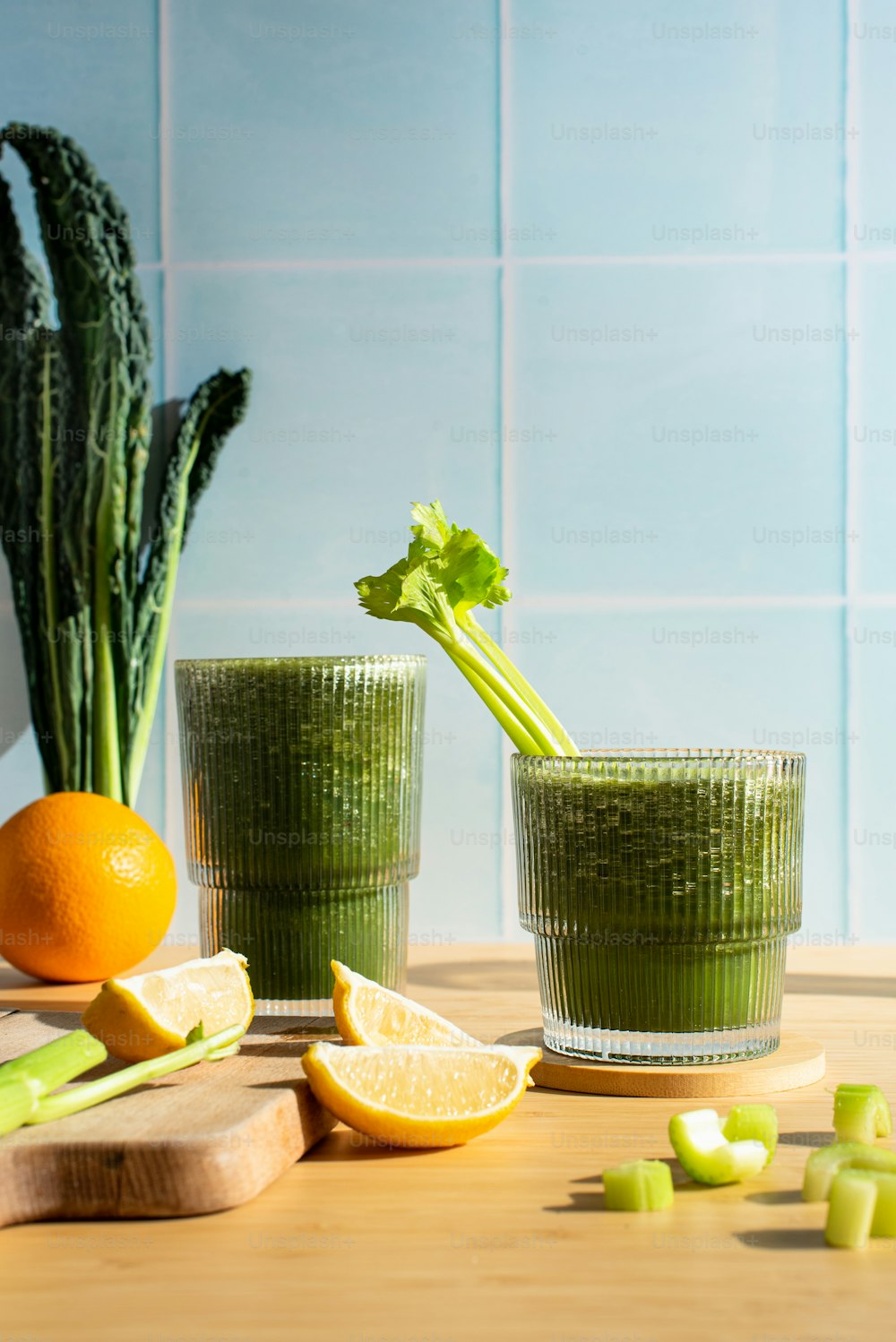 un paio di bicchieri pieni di liquido verde