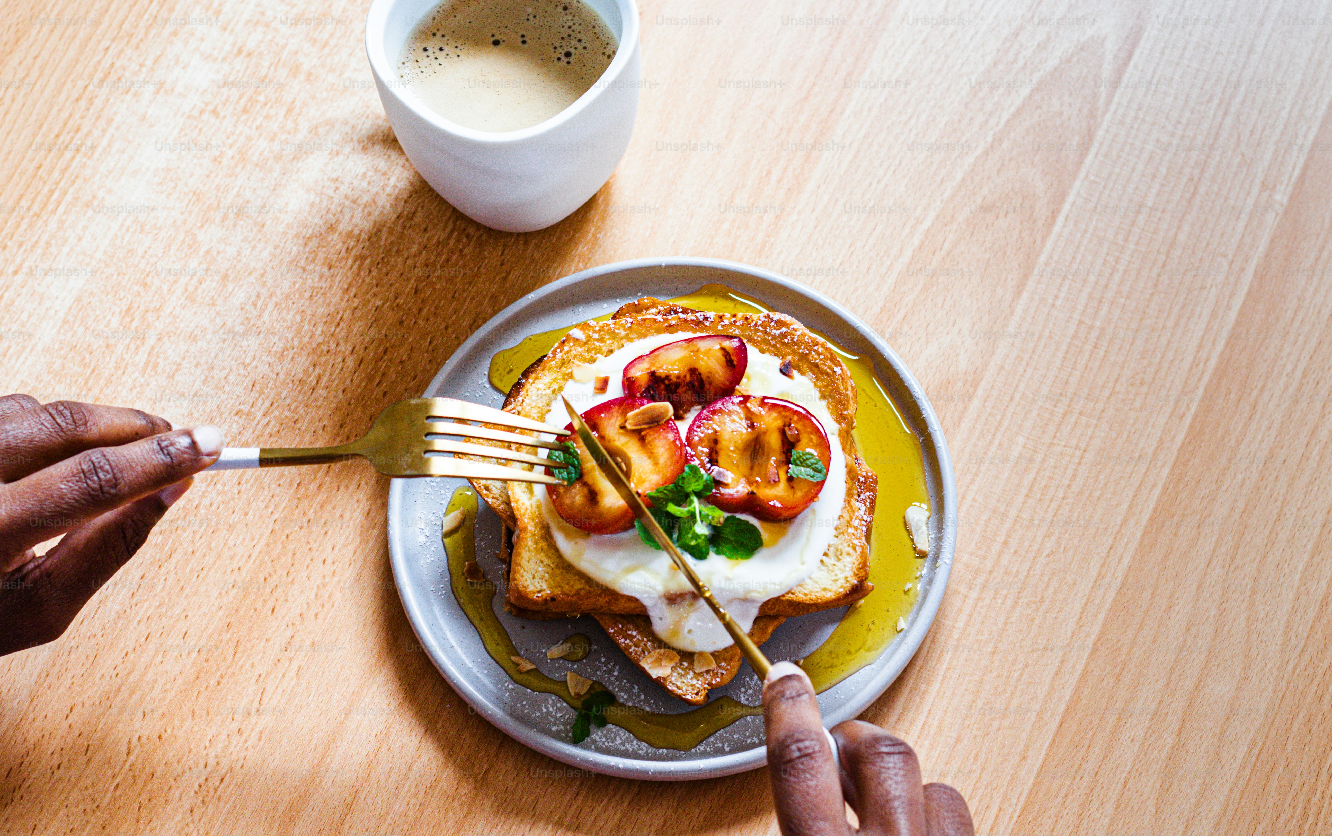 un piatto di cibo su un tavolo con una tazza di caffè