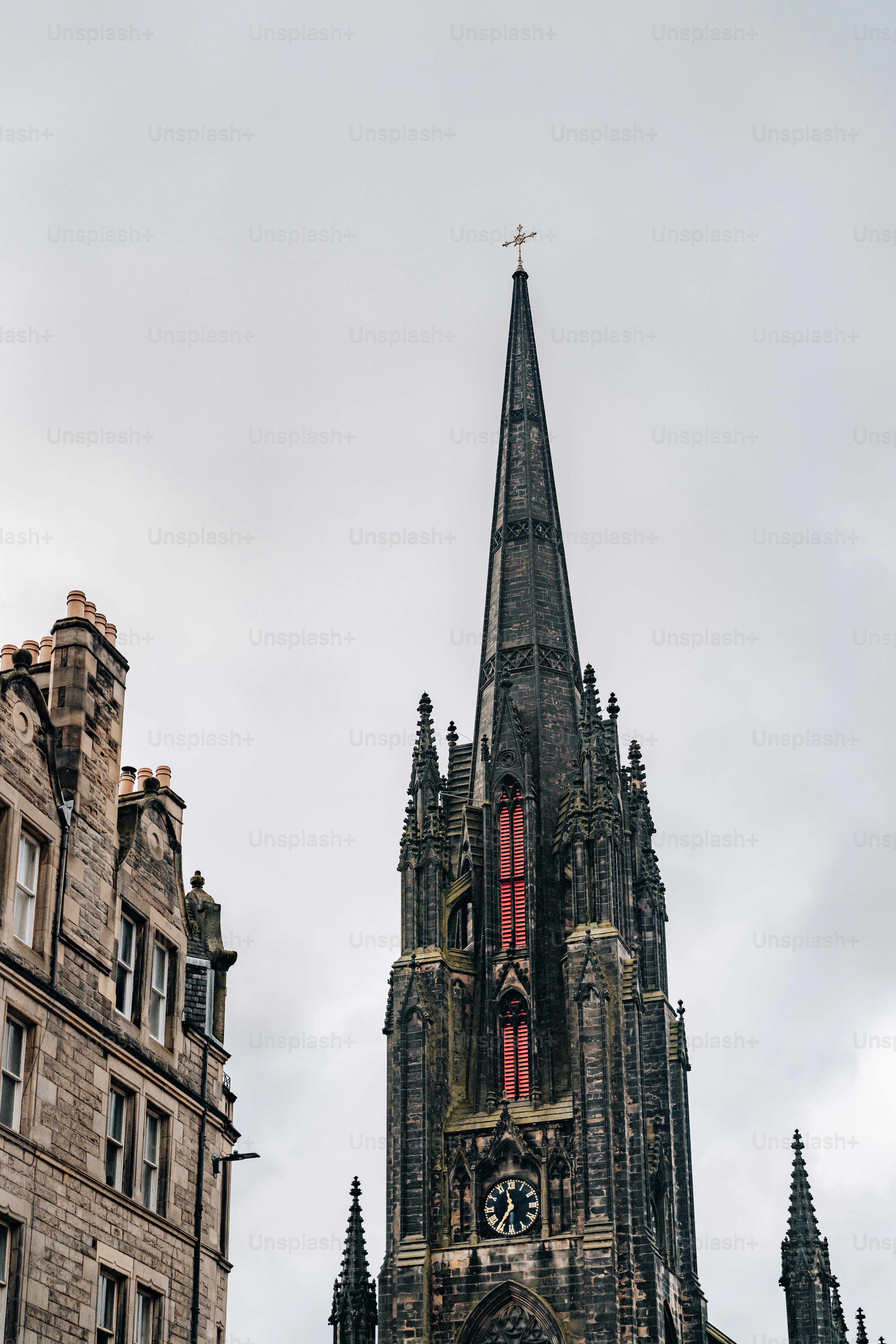 Un très grand bâtiment avec une horloge sur le côté
