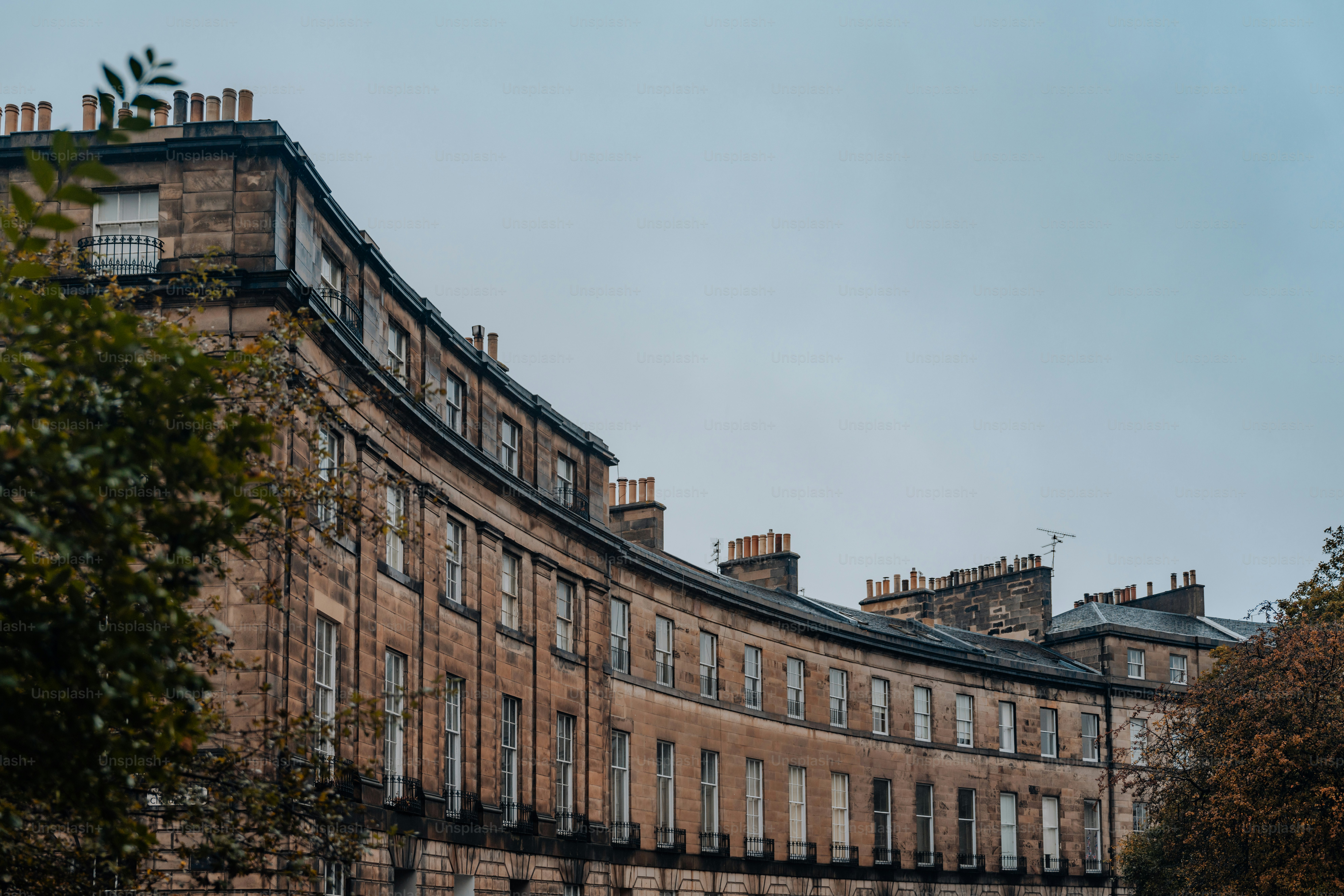 un grand bâtiment avec une horloge au sommet