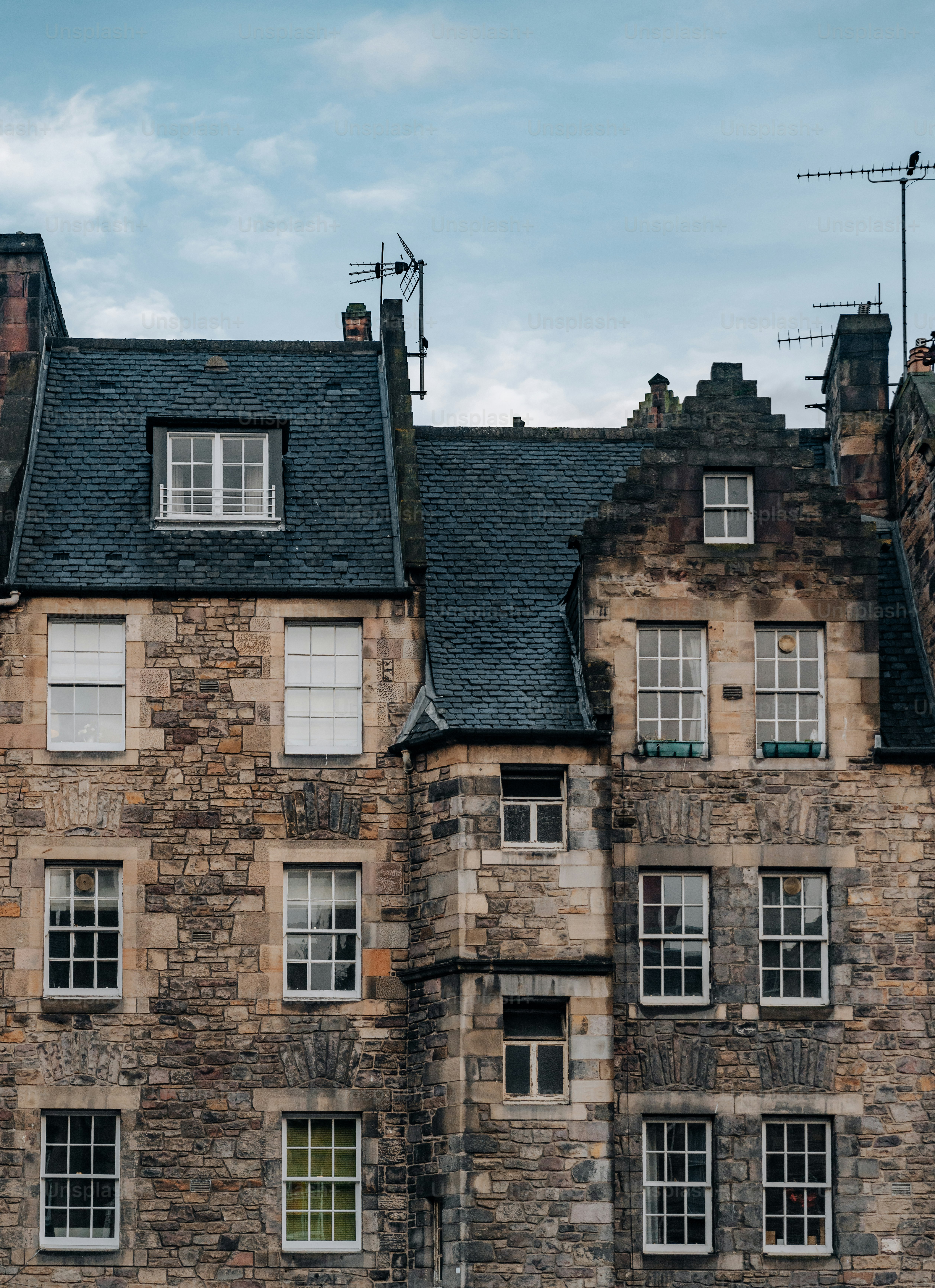 un grand bâtiment avec une horloge à l’avant